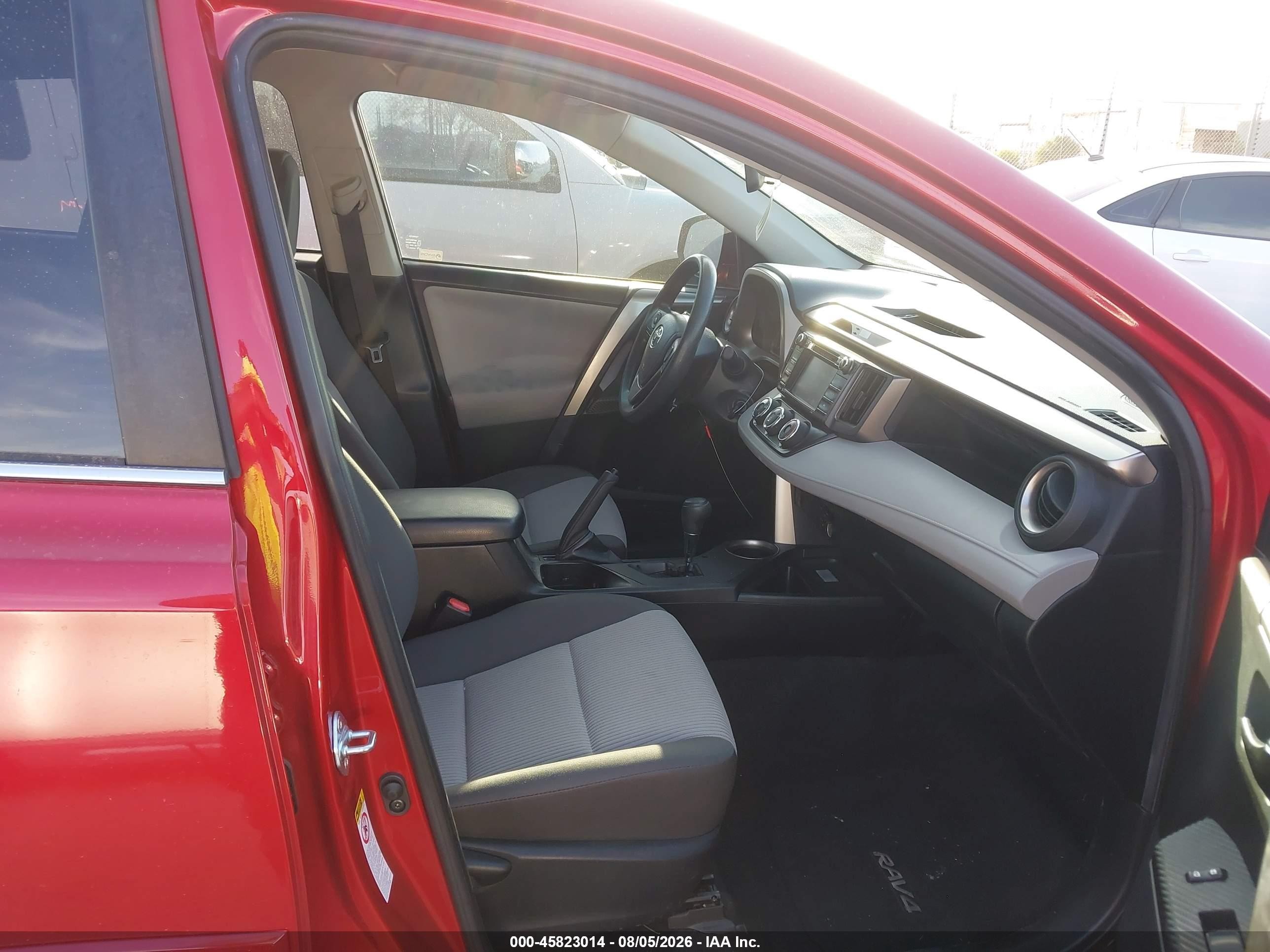 2015 Toyota Rav4 Le Red vin: JTMZFREV9FJ031538