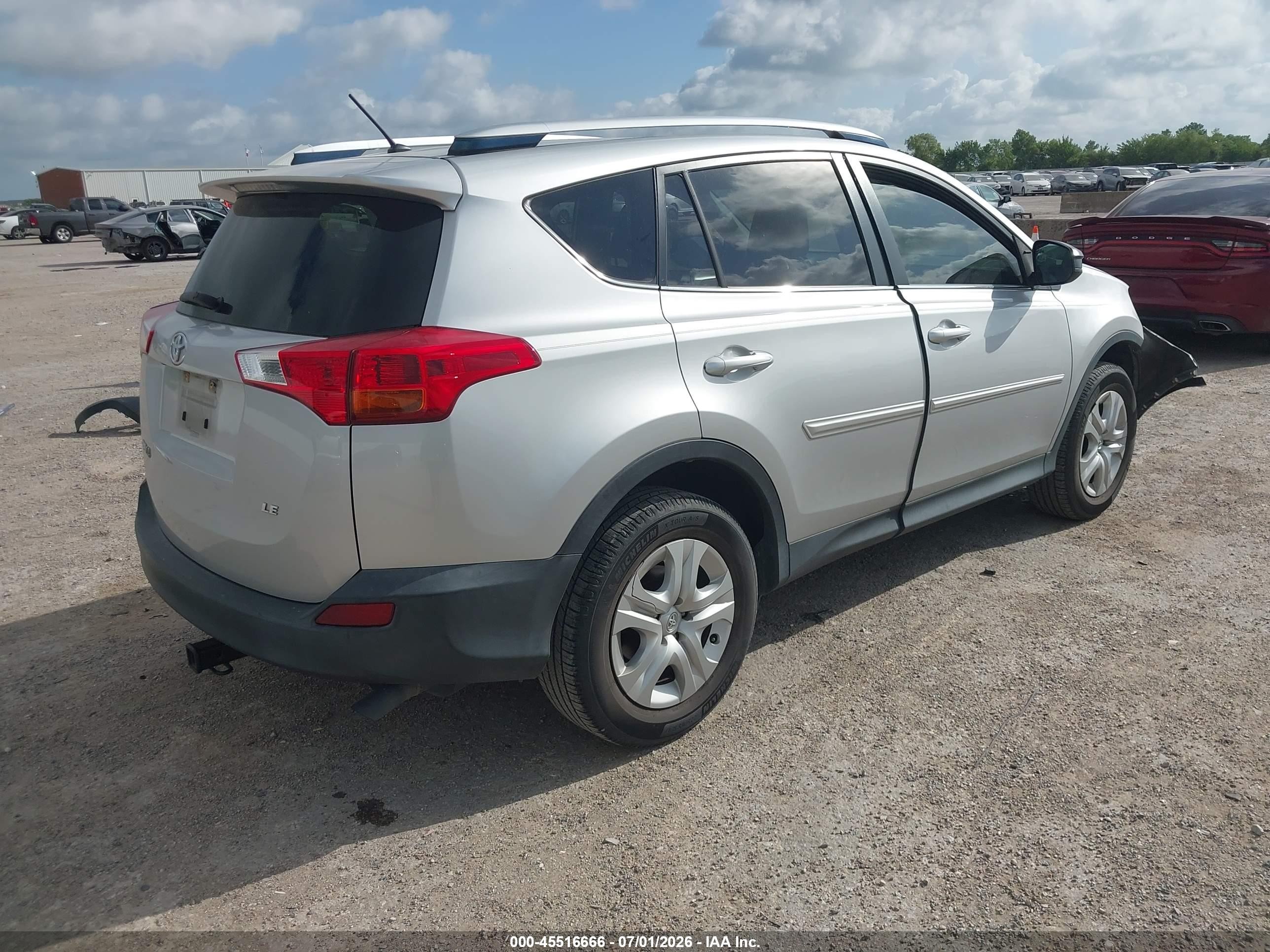 2015 Toyota Rav4 Le Silver vin: JTMZFREV9FJ039607