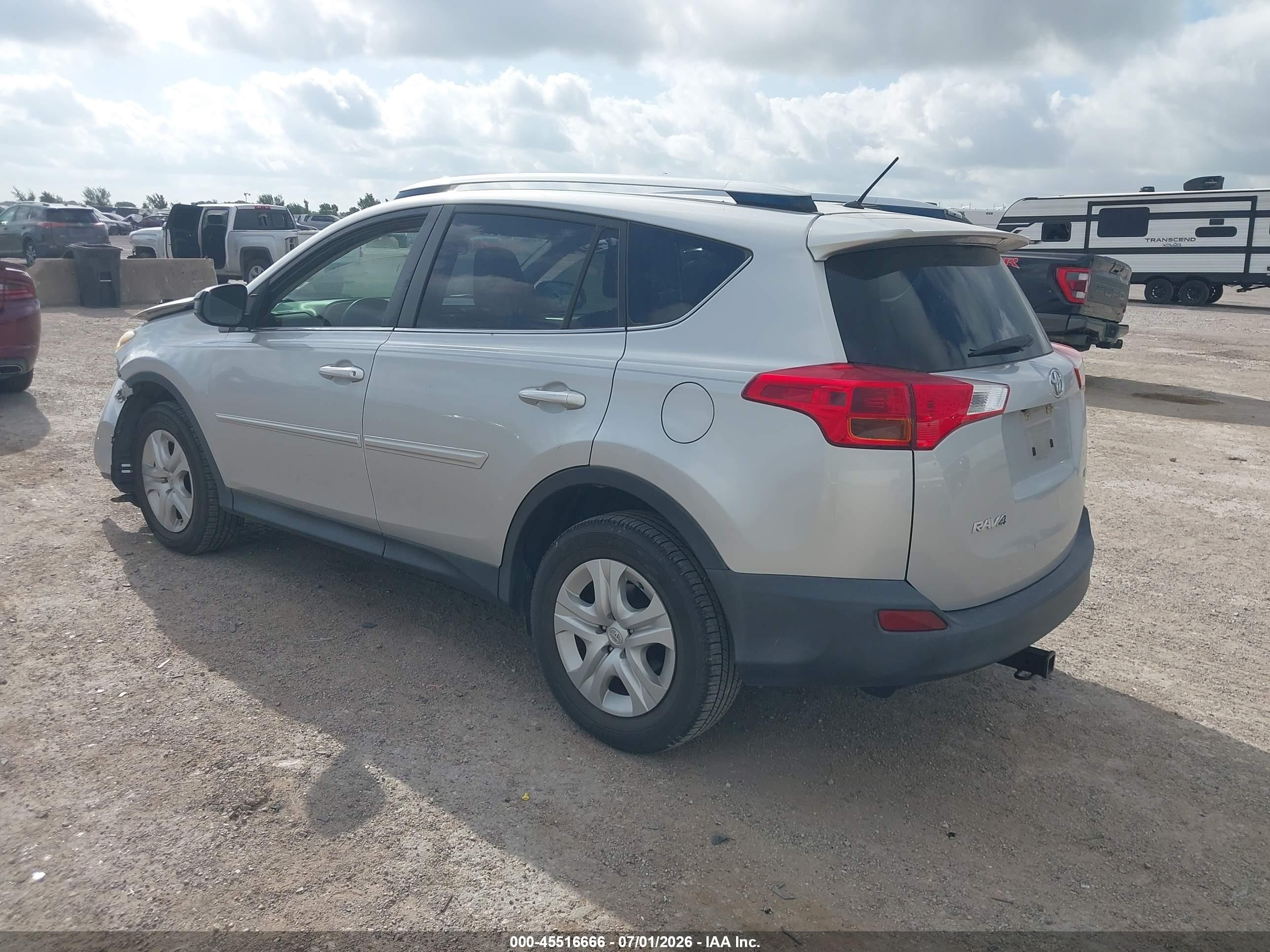 2015 Toyota Rav4 Le Silver vin: JTMZFREV9FJ039607