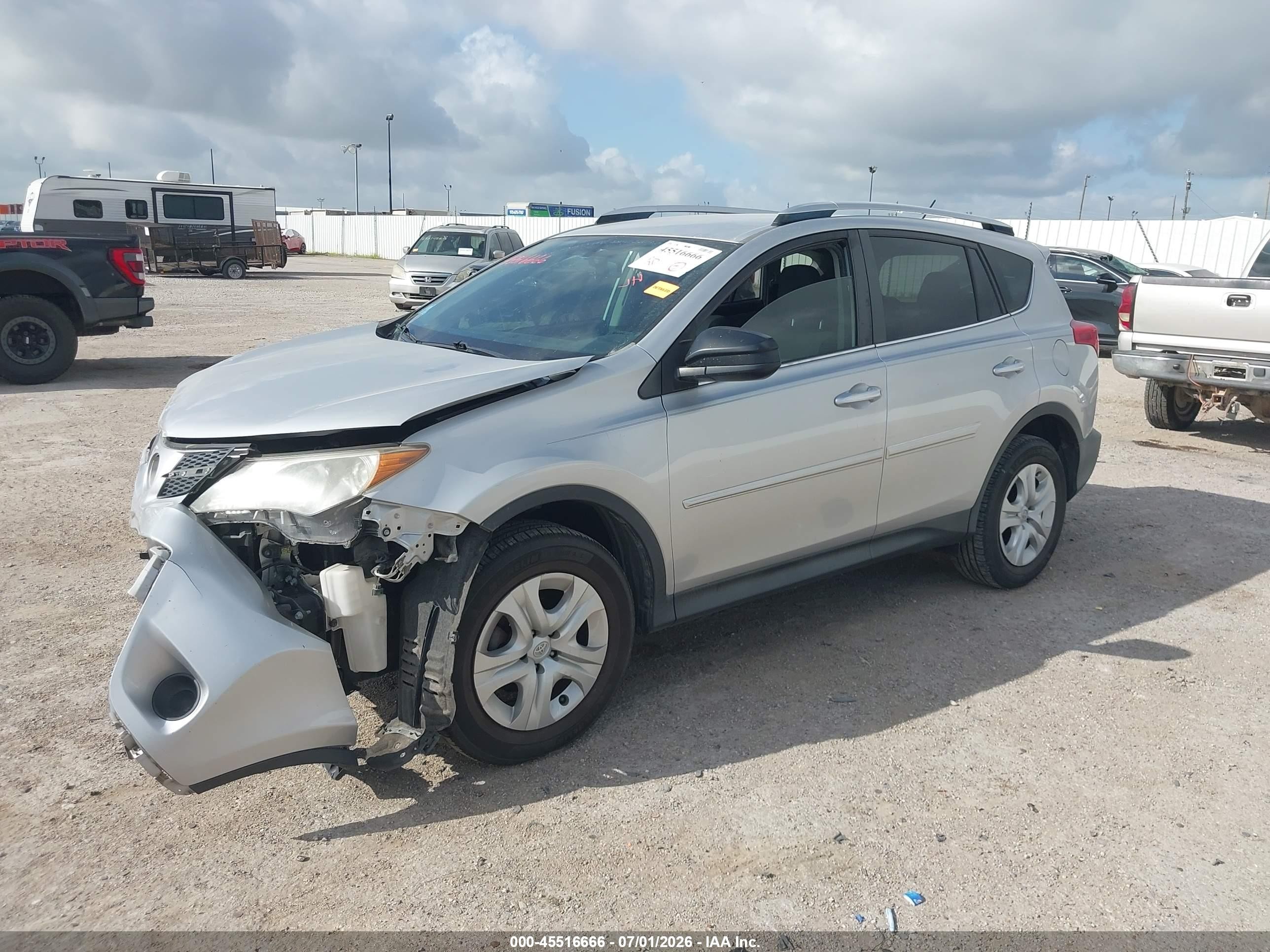 2015 Toyota Rav4 Le Silver vin: JTMZFREV9FJ039607