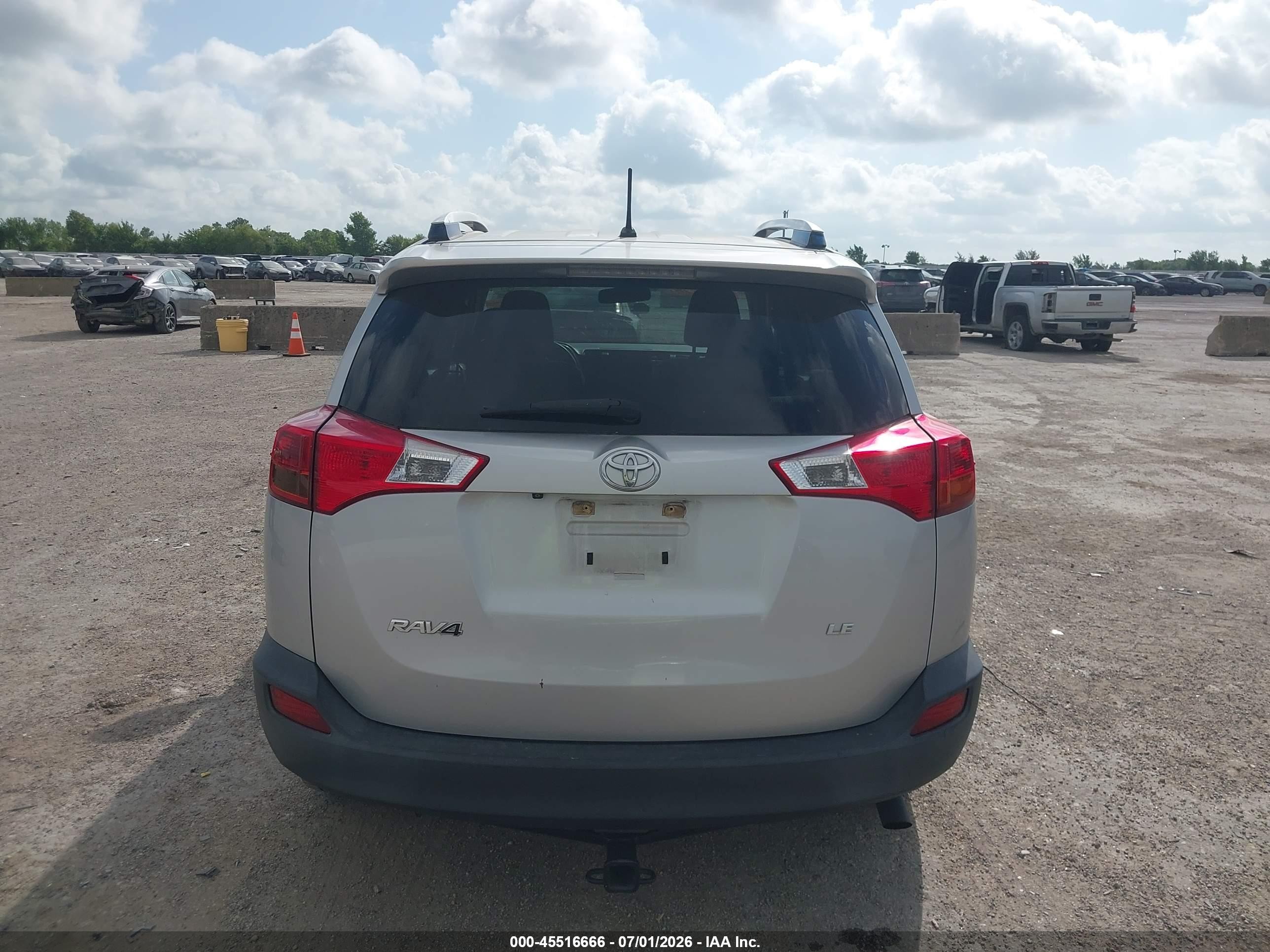 2015 Toyota Rav4 Le Silver vin: JTMZFREV9FJ039607