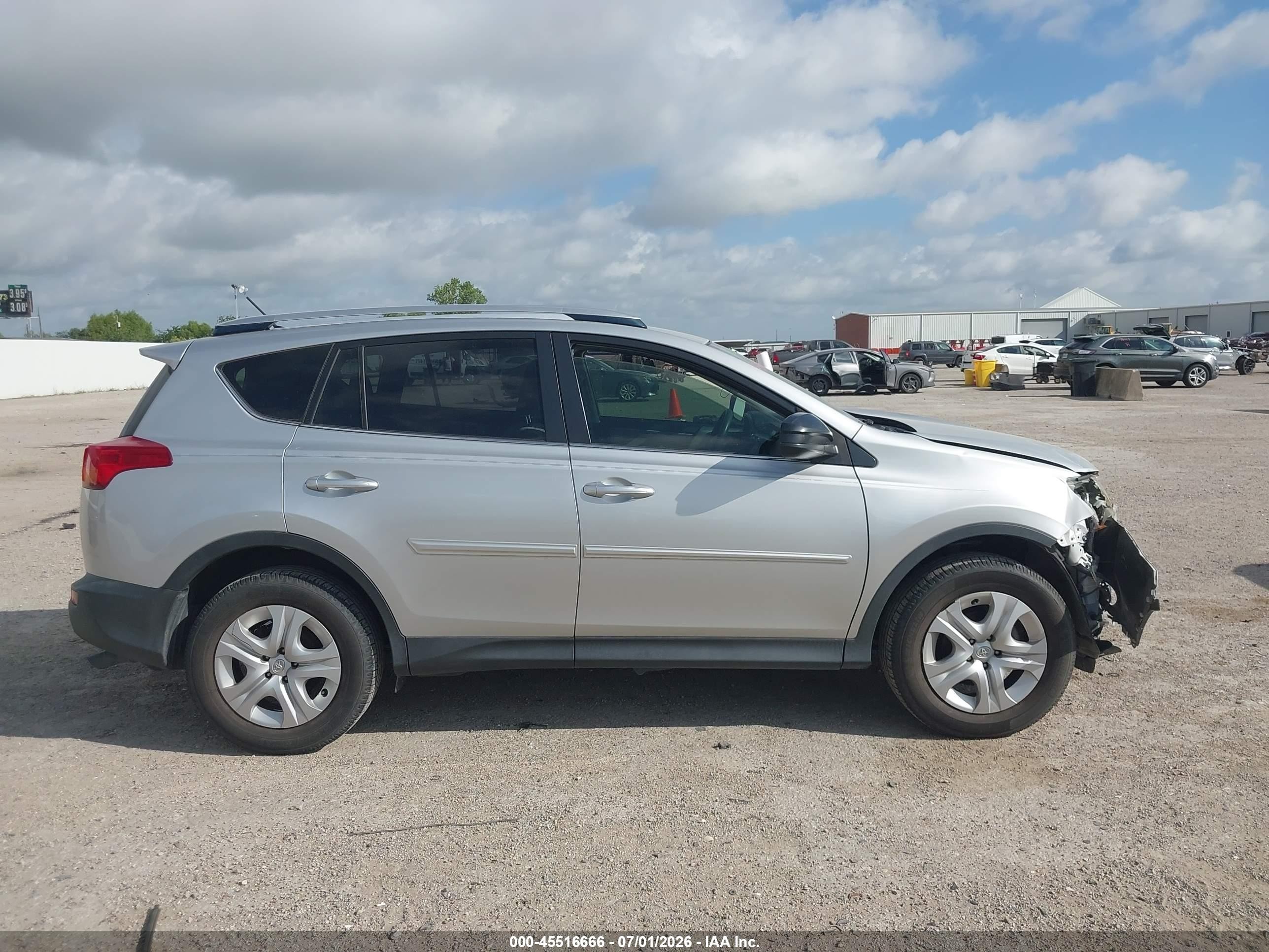 2015 Toyota Rav4 Le Silver vin: JTMZFREV9FJ039607