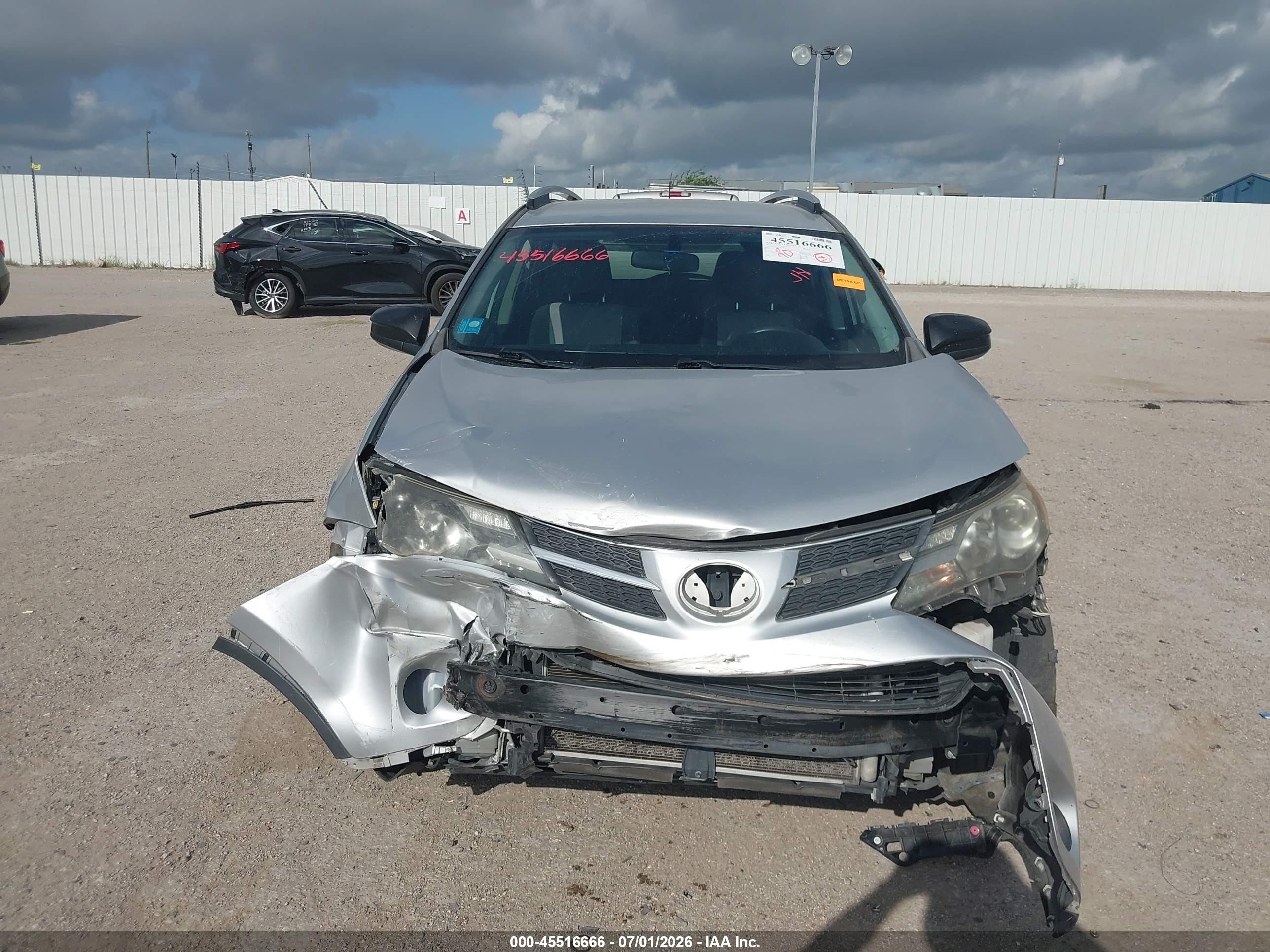2015 Toyota Rav4 Le Silver vin: JTMZFREV9FJ039607