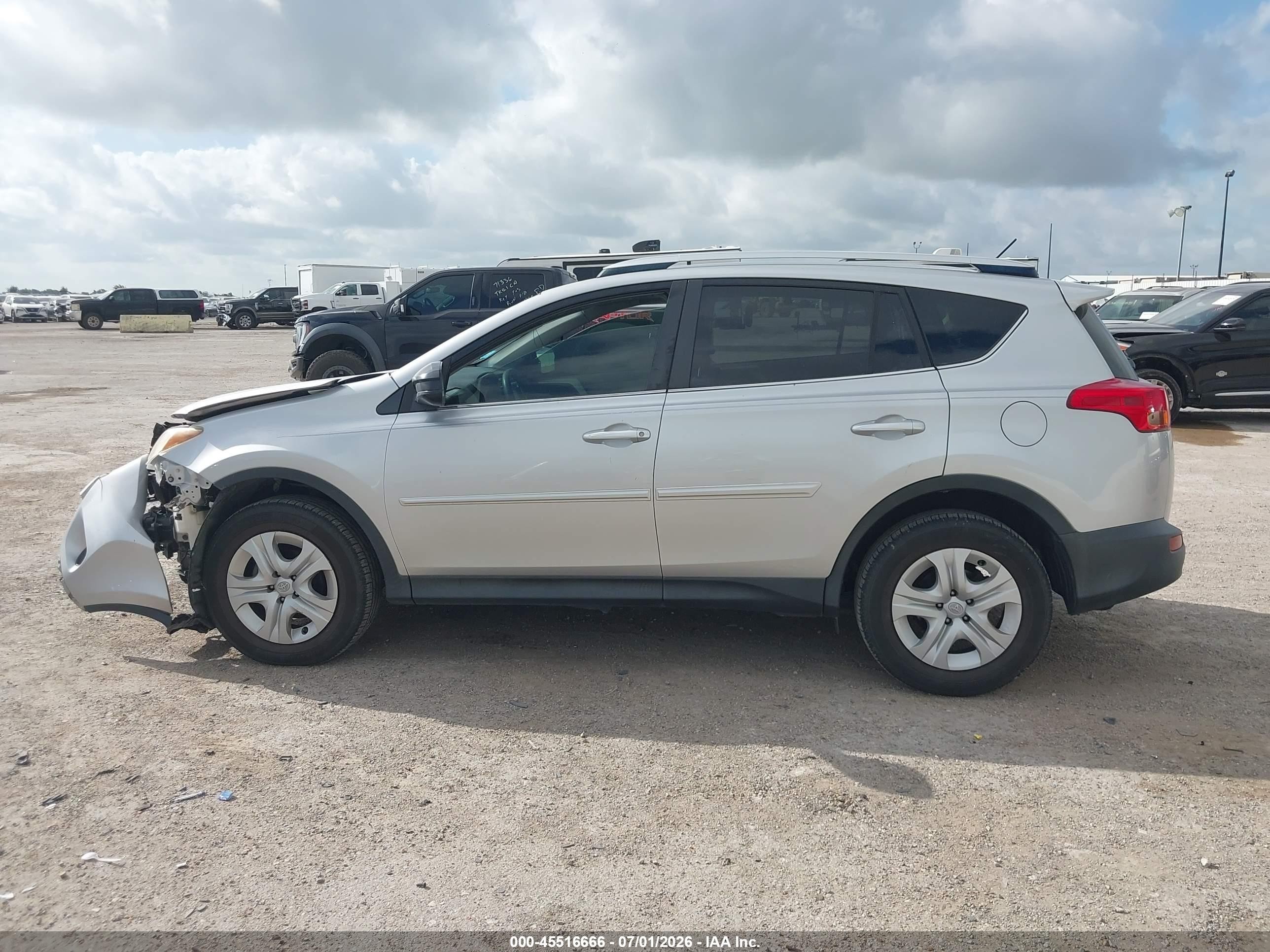 2015 Toyota Rav4 Le Silver vin: JTMZFREV9FJ039607