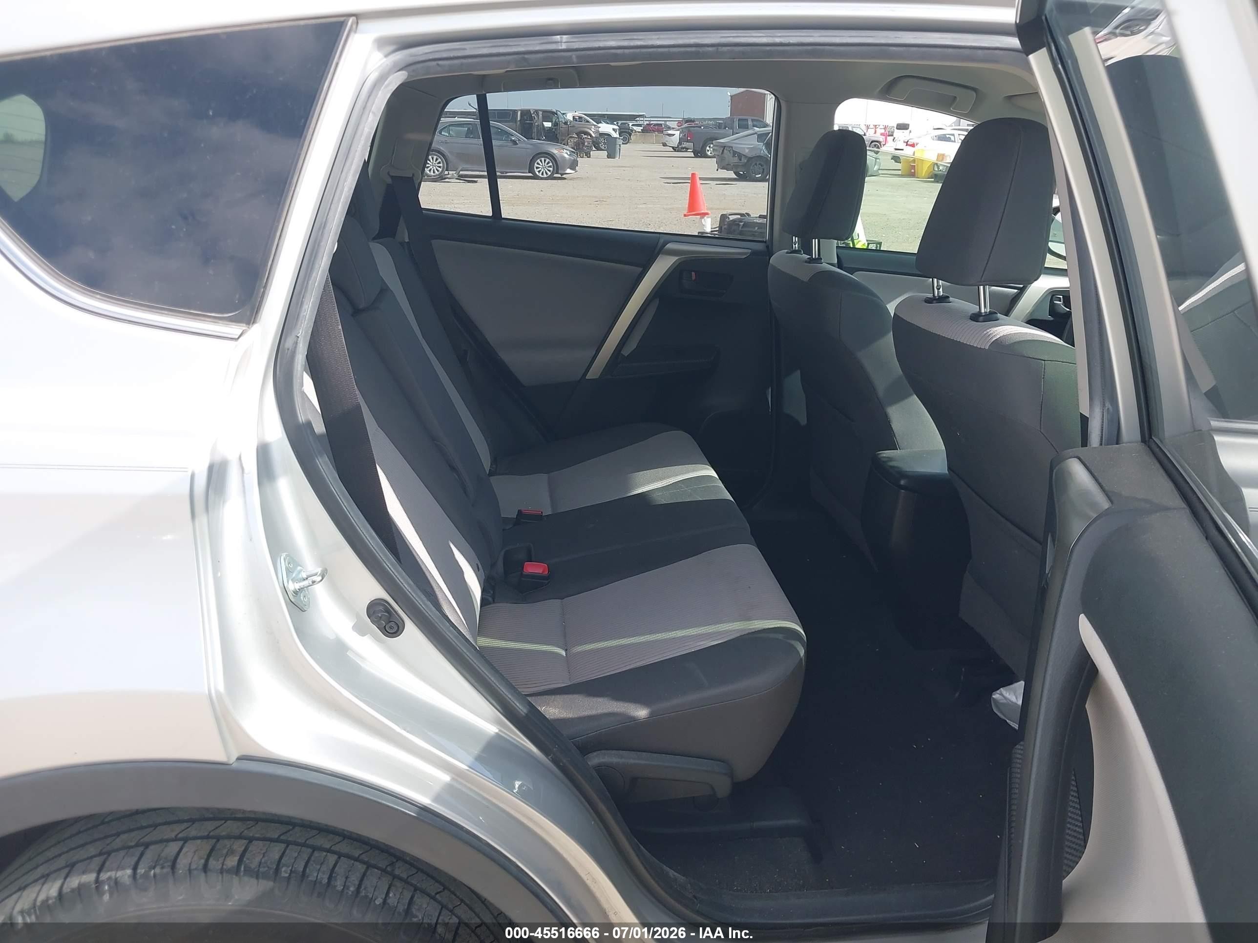 2015 Toyota Rav4 Le Silver vin: JTMZFREV9FJ039607