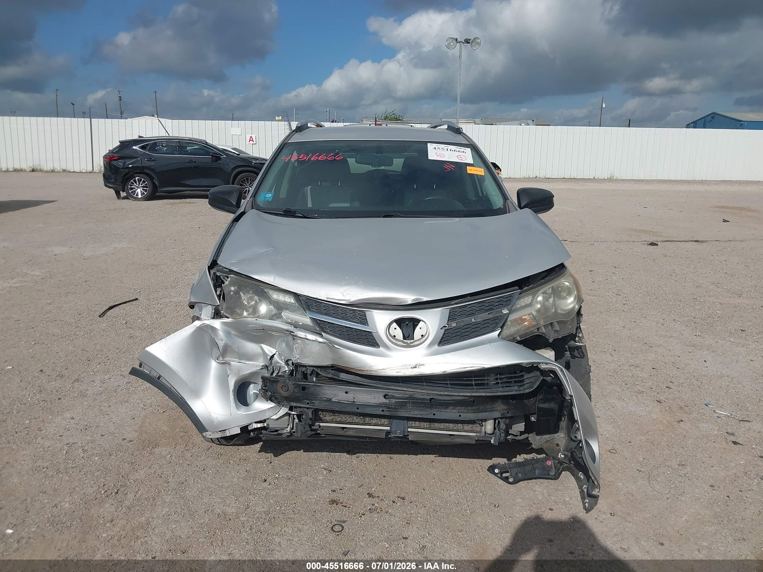 2015 Toyota Rav4 Le Silver vin: JTMZFREV9FJ039607