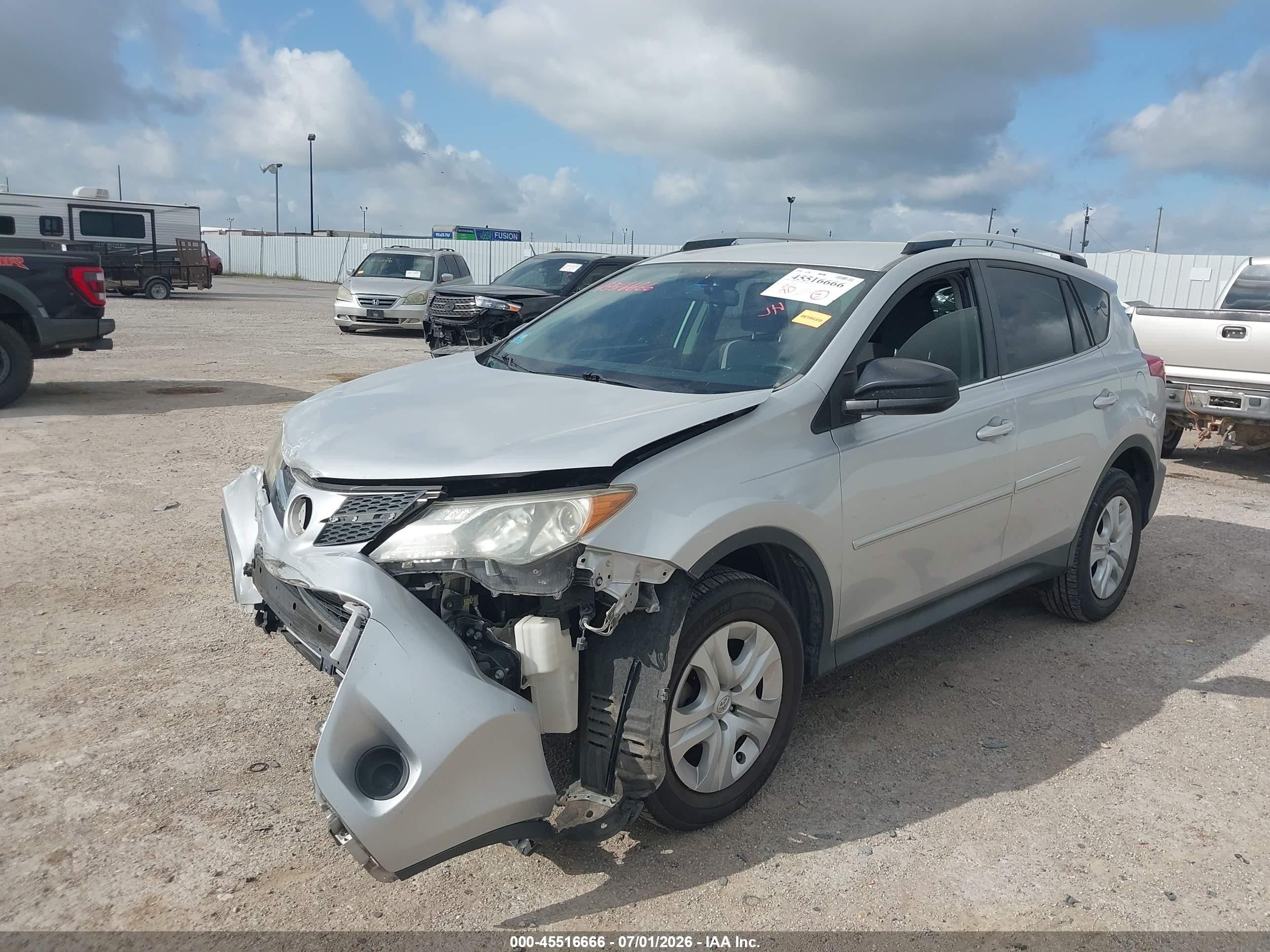 2015 Toyota Rav4 Le Silver vin: JTMZFREV9FJ039607