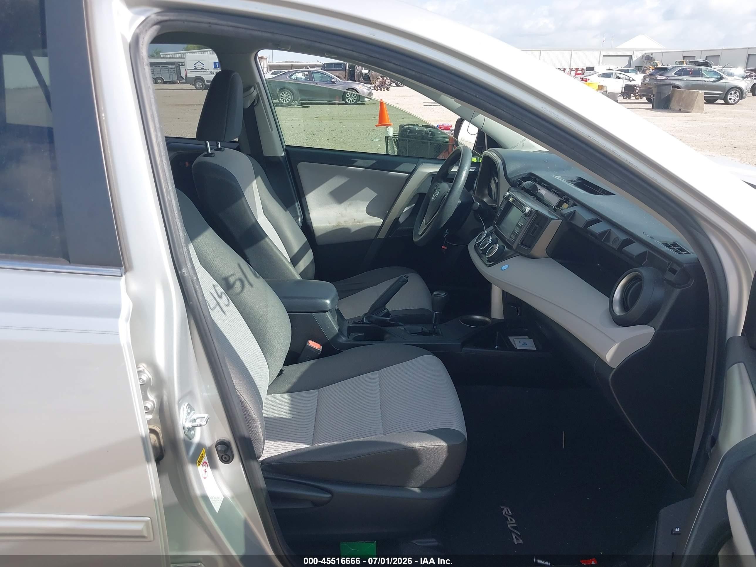 2015 Toyota Rav4 Le Silver vin: JTMZFREV9FJ039607