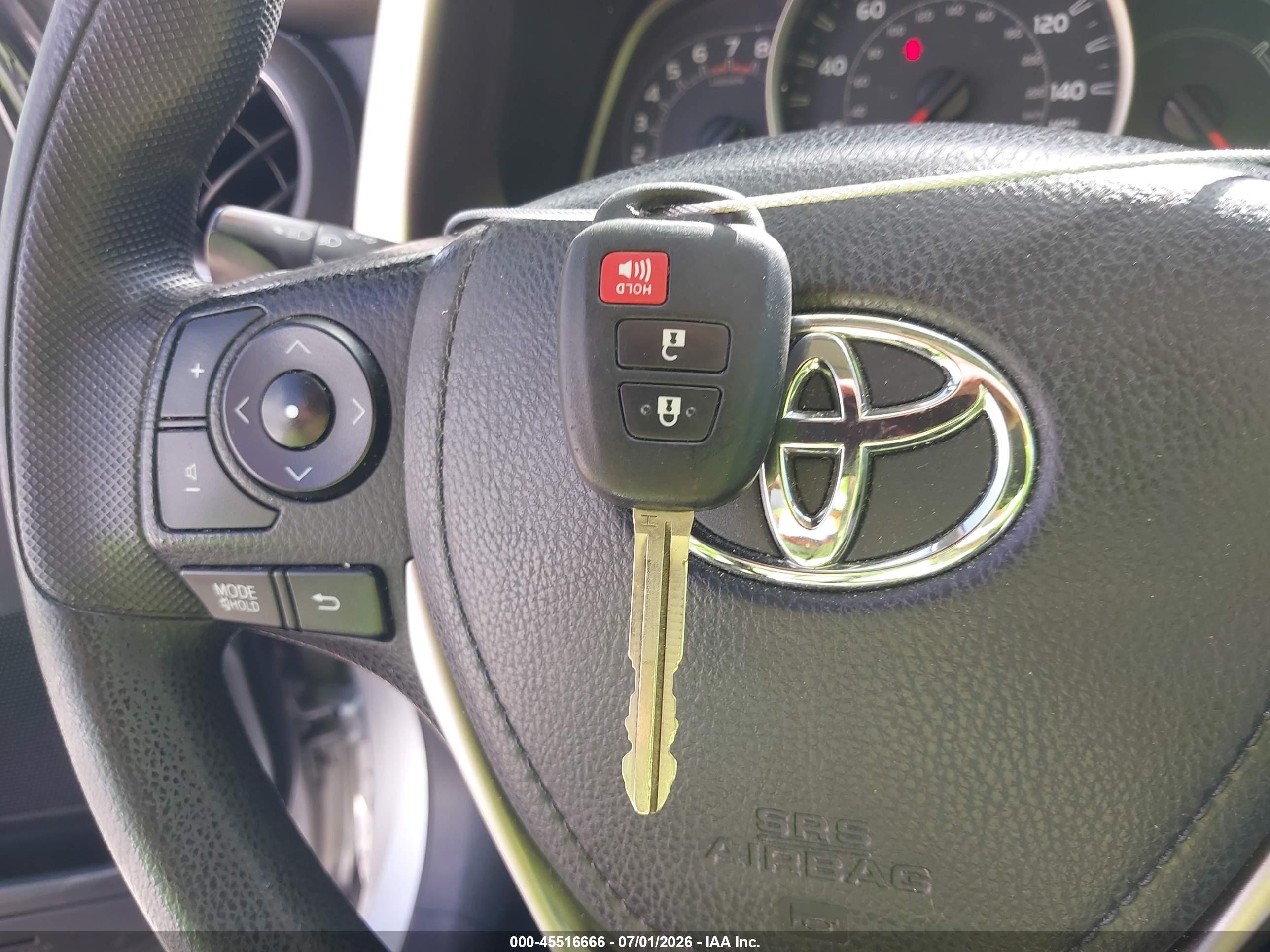 2015 Toyota Rav4 Le Silver vin: JTMZFREV9FJ039607
