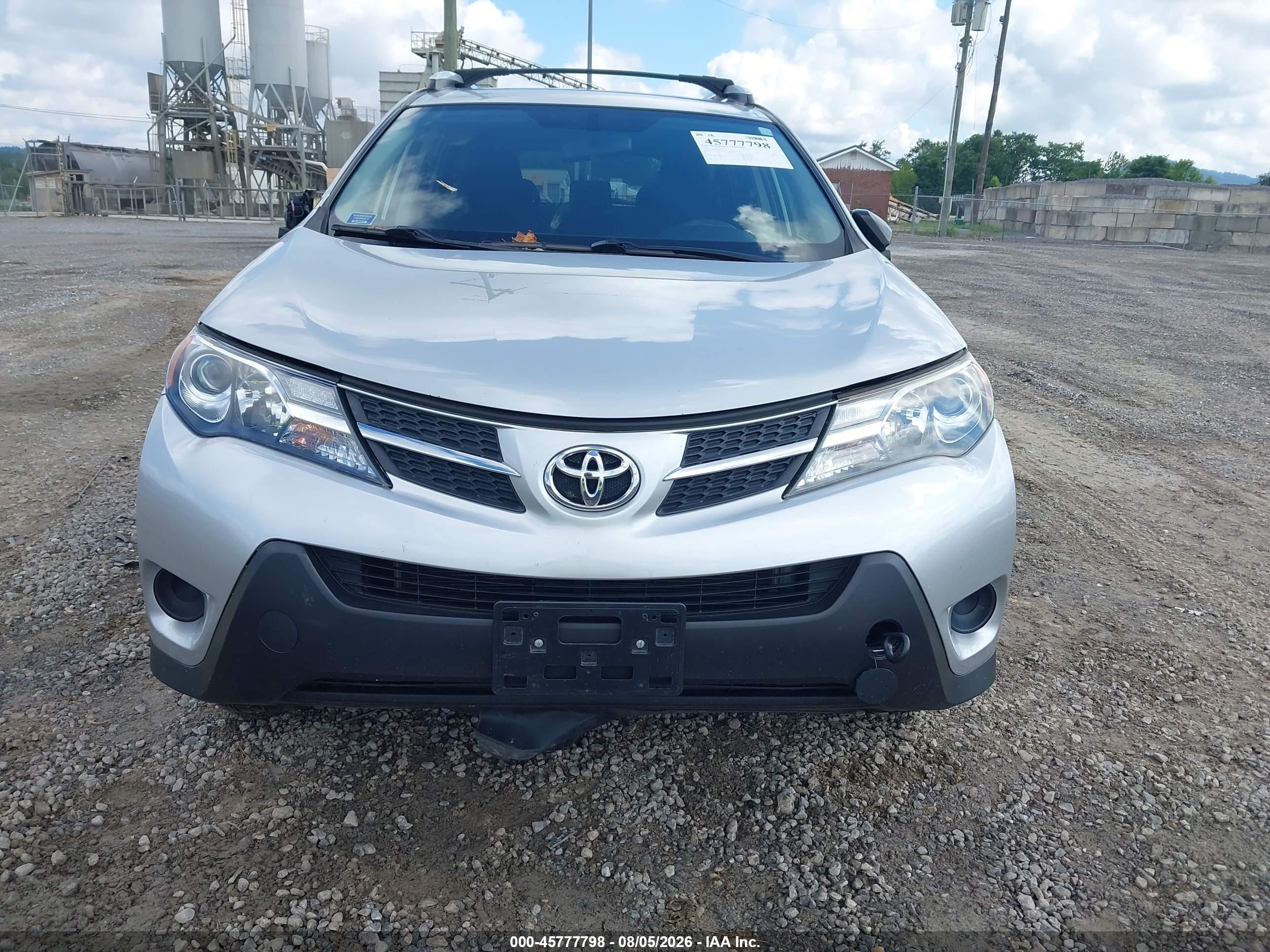 2015 Toyota Rav4 Le Silver vin: JTMZFREV9FJ059534