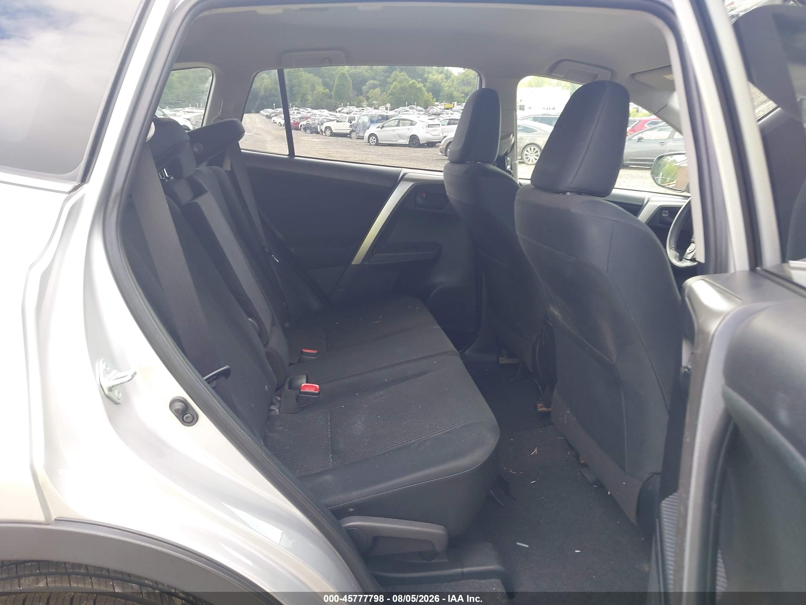 2015 Toyota Rav4 Le Silver vin: JTMZFREV9FJ059534