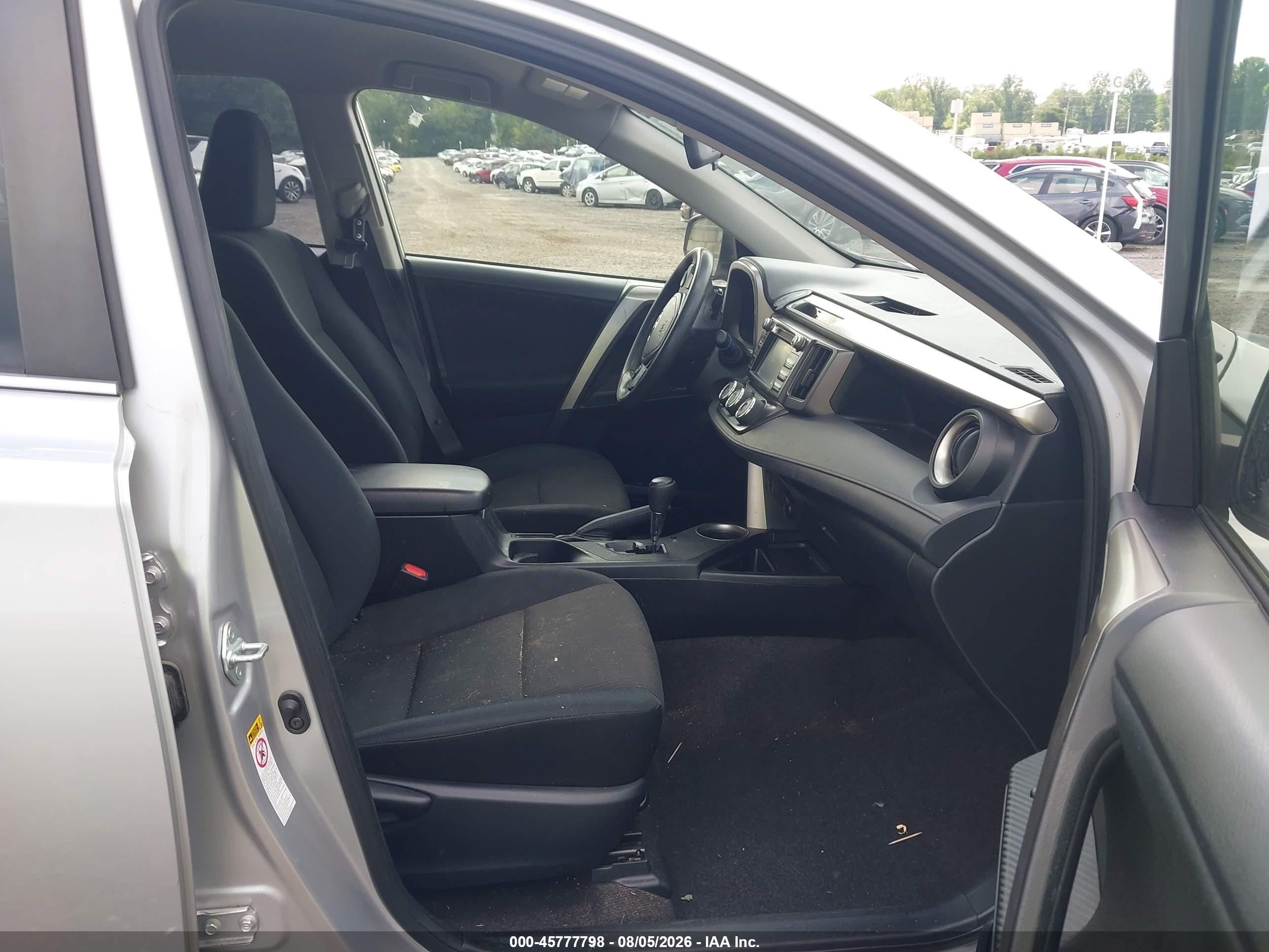 2015 Toyota Rav4 Le Silver vin: JTMZFREV9FJ059534