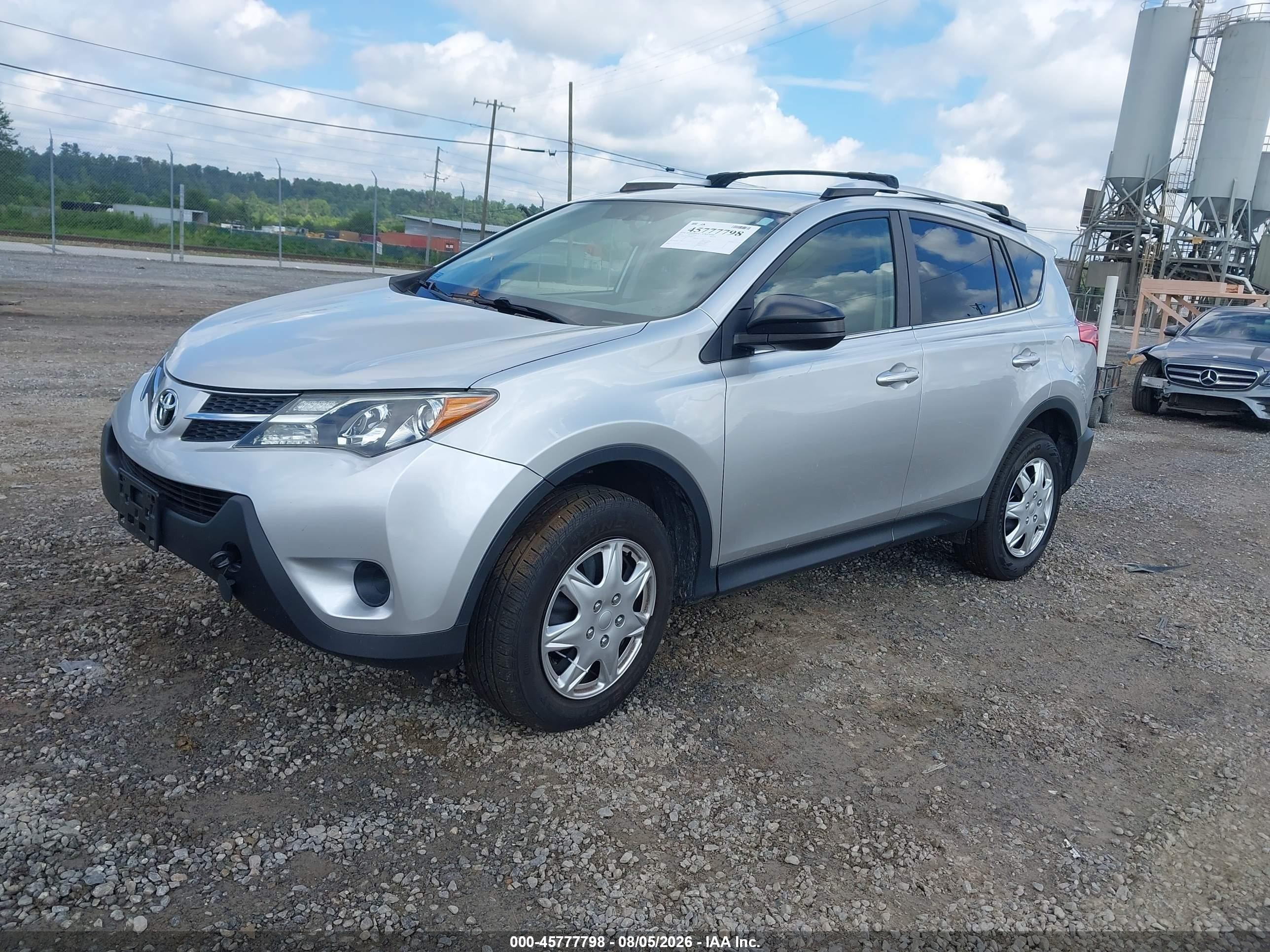 2015 Toyota Rav4 Le Silver vin: JTMZFREV9FJ059534