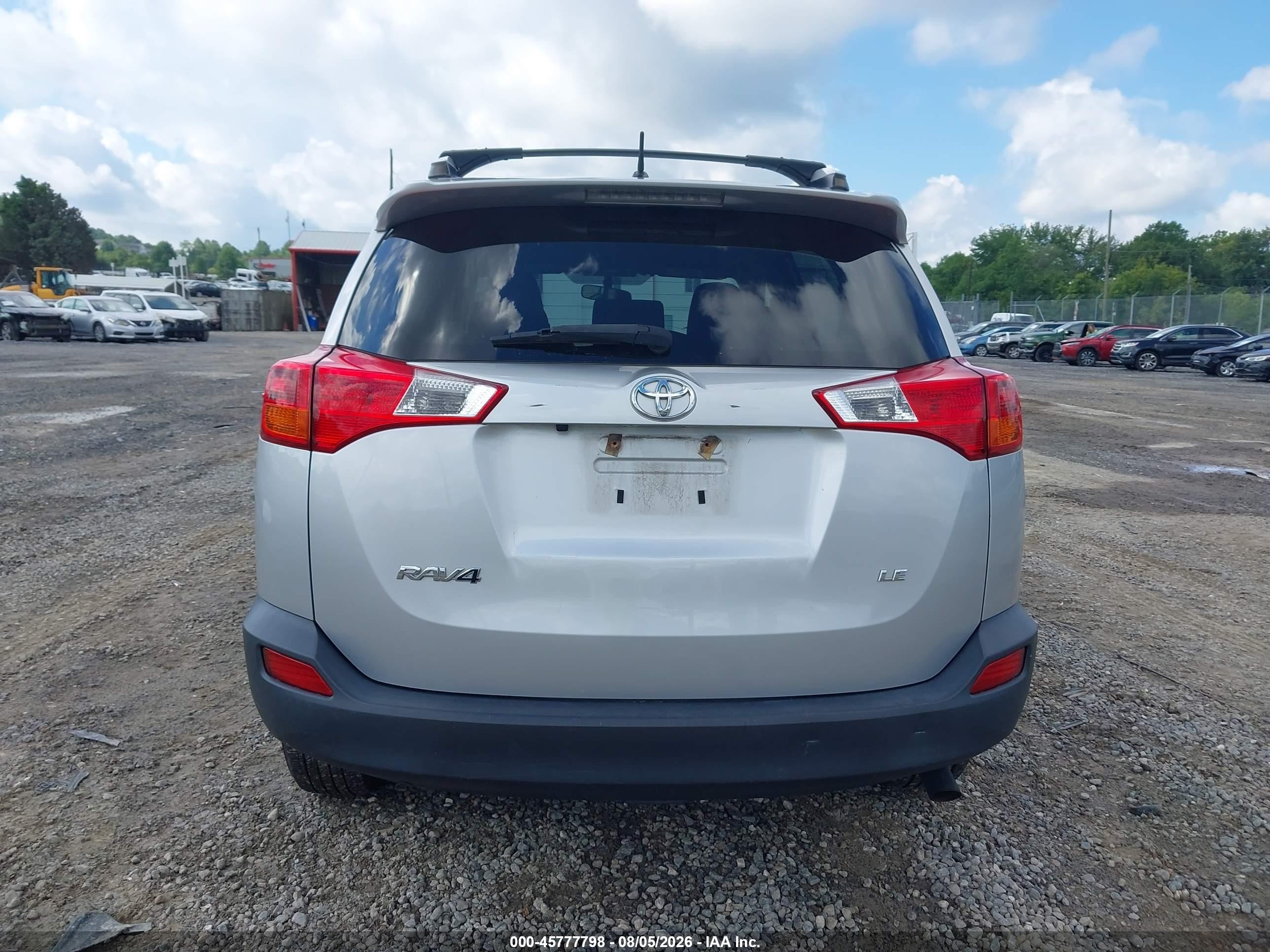 2015 Toyota Rav4 Le Silver vin: JTMZFREV9FJ059534