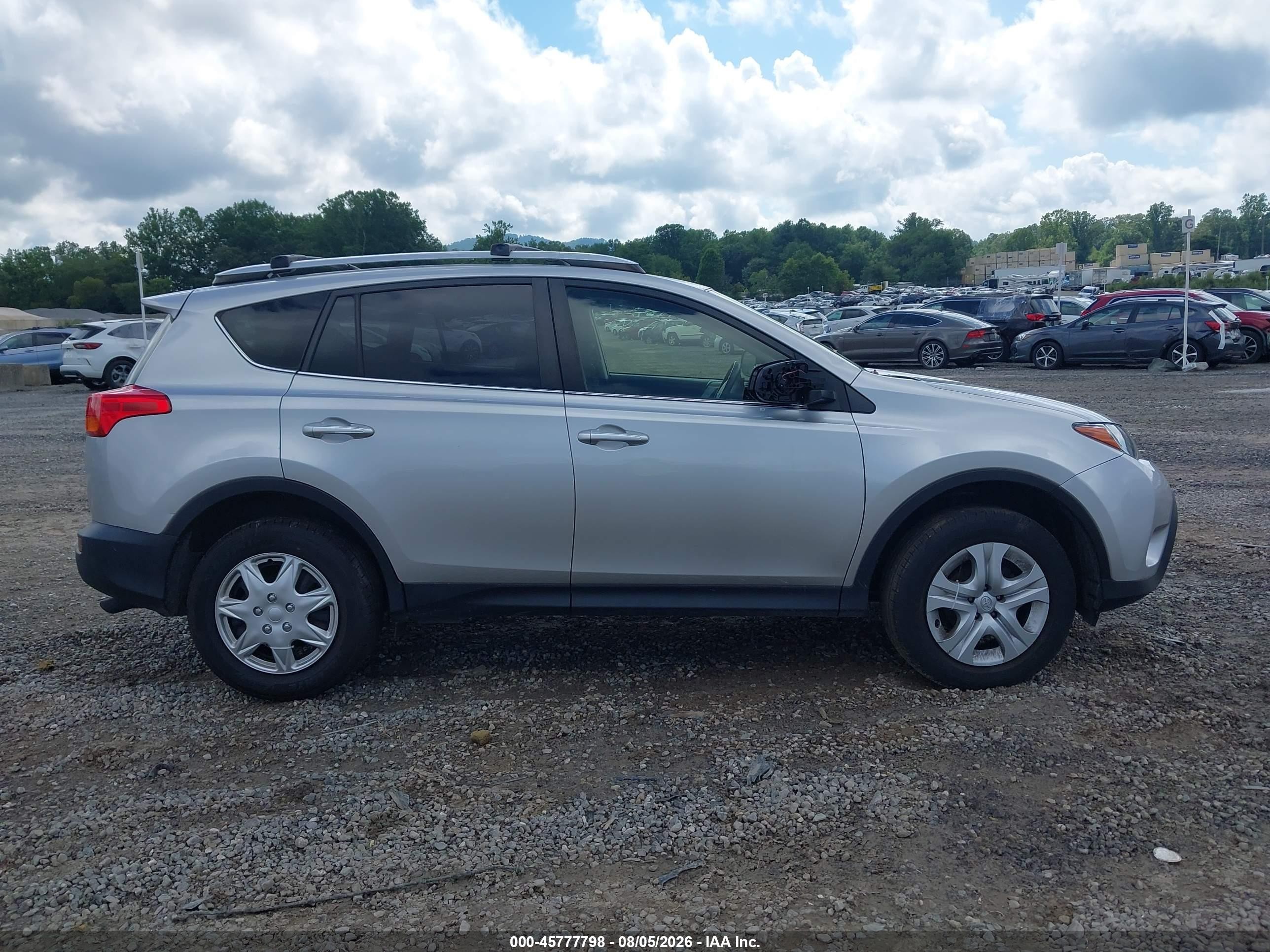 2015 Toyota Rav4 Le Silver vin: JTMZFREV9FJ059534