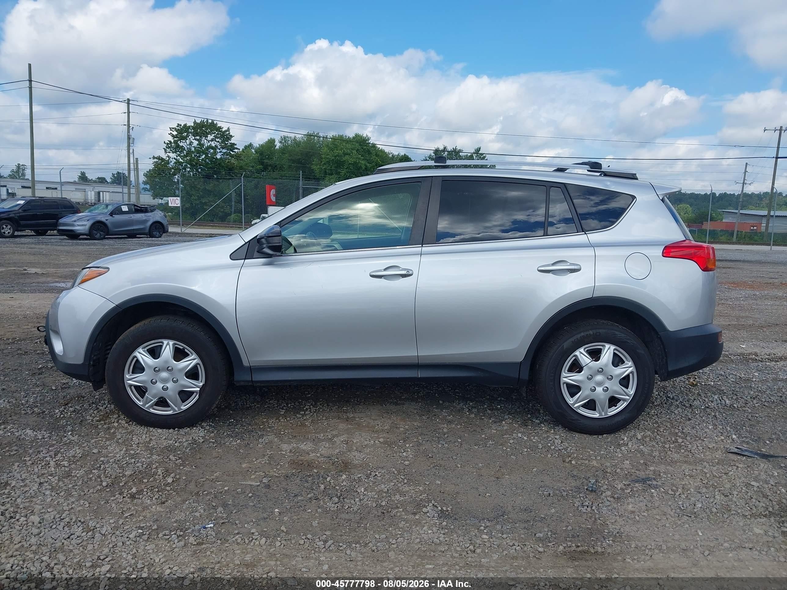 2015 Toyota Rav4 Le Silver vin: JTMZFREV9FJ059534