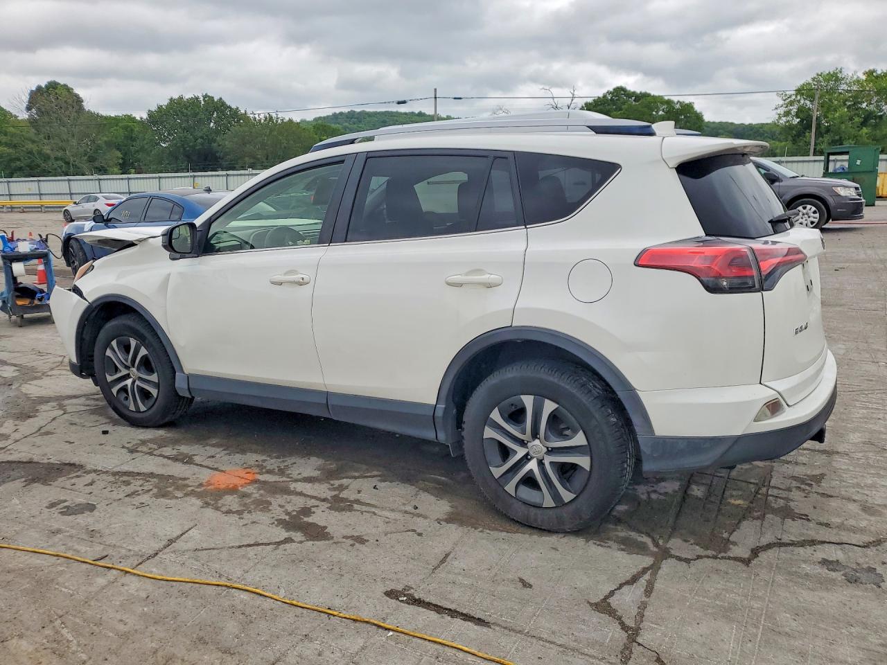 2017 Toyota Rav4 Le White vin: JTMZFREV9HJ715881