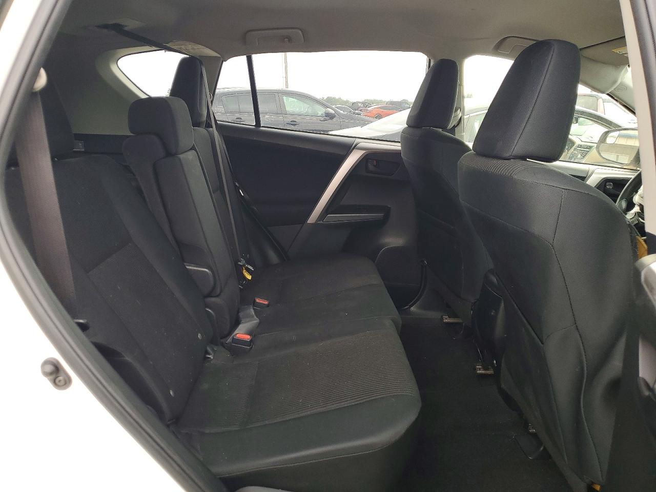 2017 Toyota Rav4 Le White vin: JTMZFREV9HJ715881