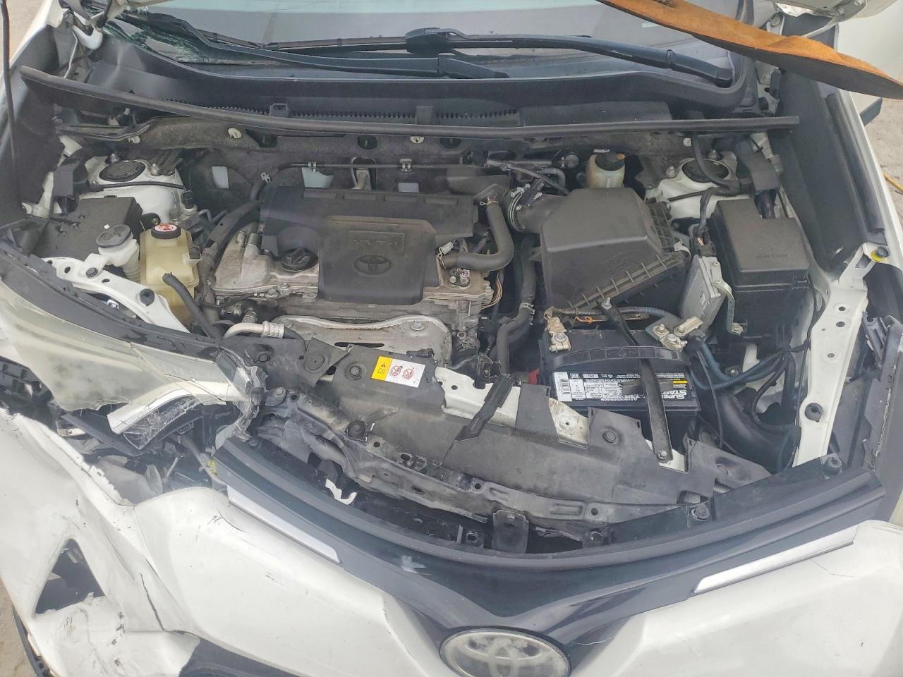 2017 Toyota Rav4 Le White vin: JTMZFREV9HJ715881