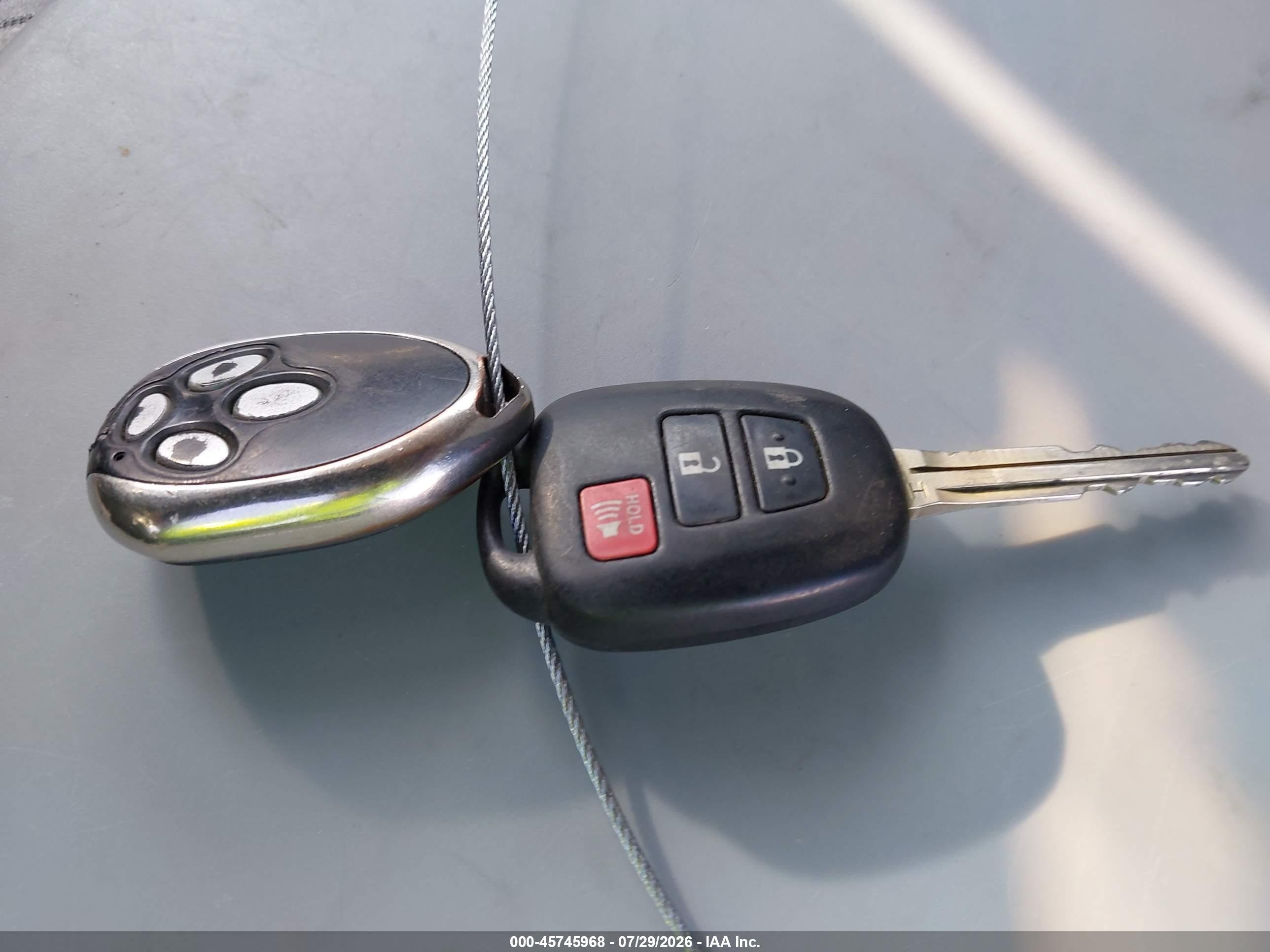2014 Toyota Rav4 Le White vin: JTMZFREVXEJ018764