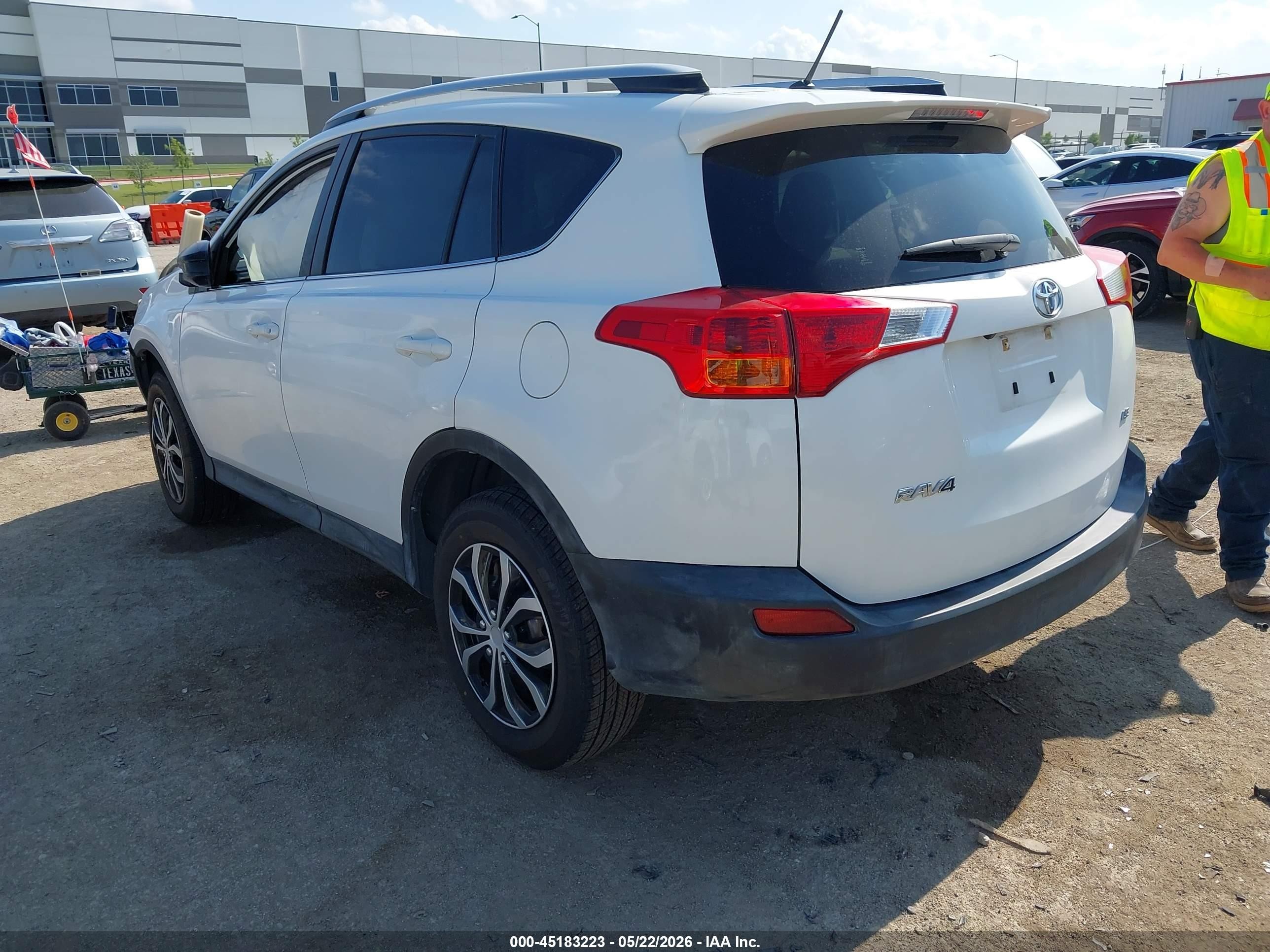 2015 Toyota Rav4 Le White vin: JTMZFREVXFD075594