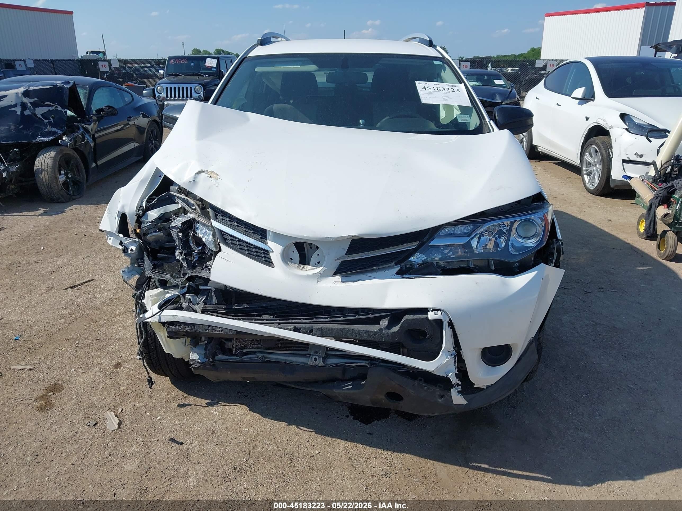 2015 Toyota Rav4 Le White vin: JTMZFREVXFD075594