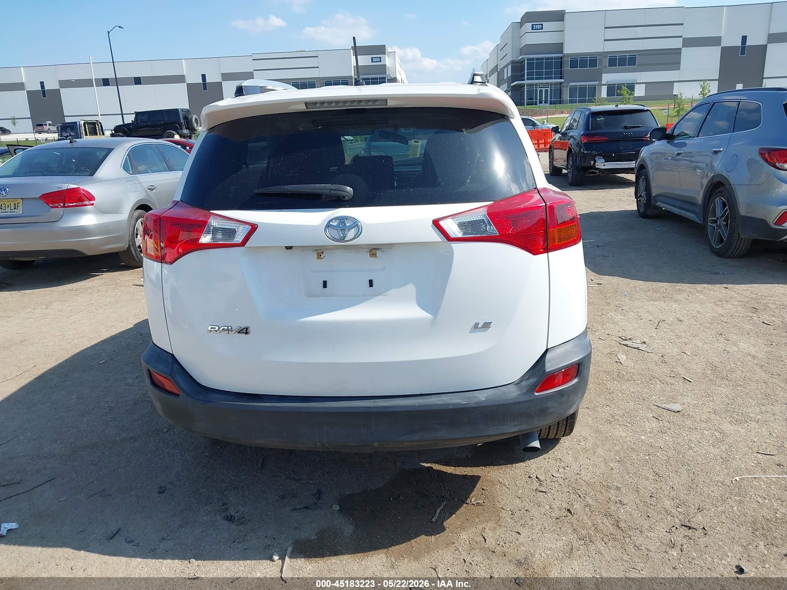 2015 Toyota Rav4 Le White vin: JTMZFREVXFD075594