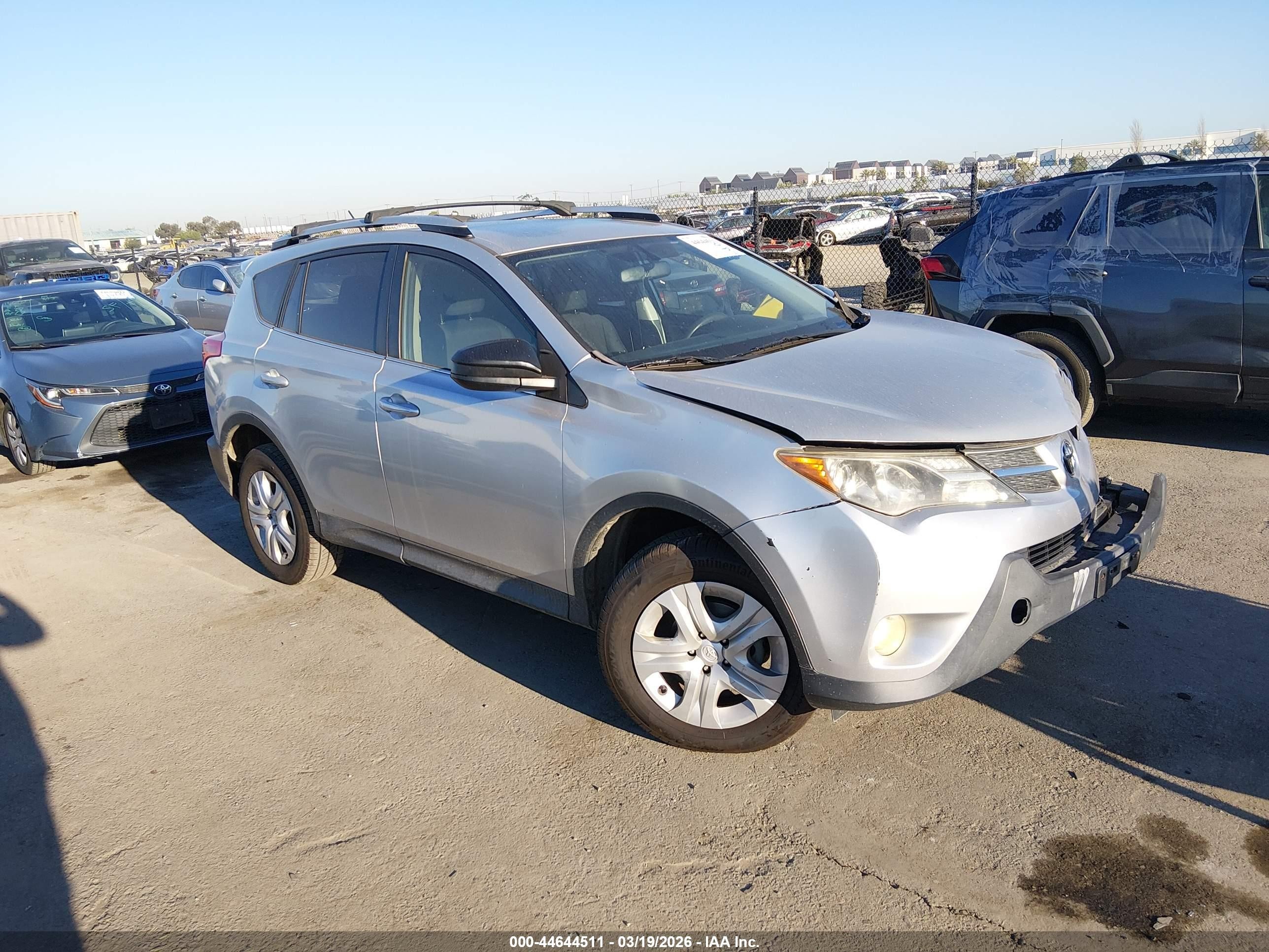 2015 Toyota Rav4 Le Silver vin: JTMZFREVXFD079029