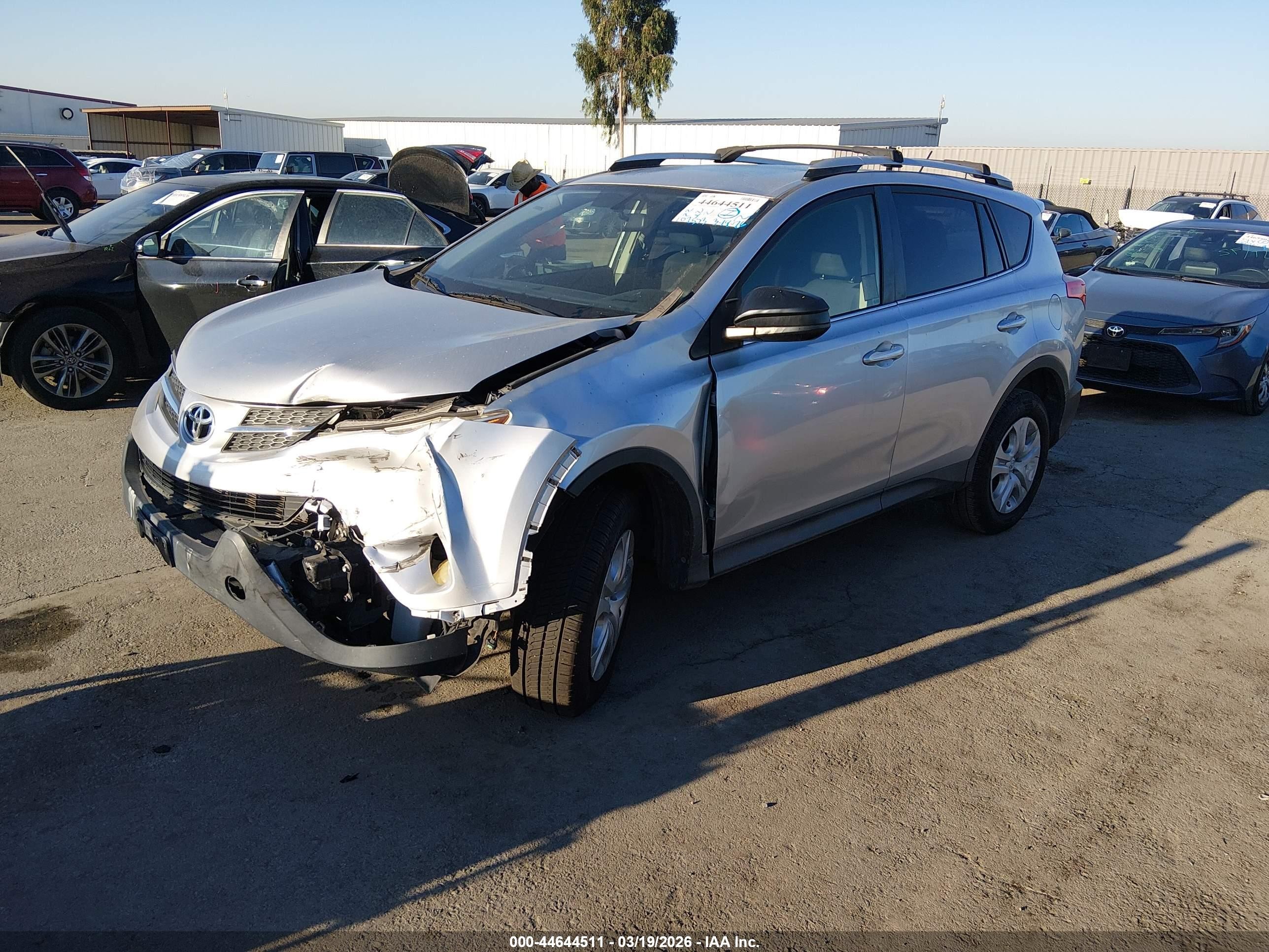 2015 Toyota Rav4 Le Silver vin: JTMZFREVXFD079029