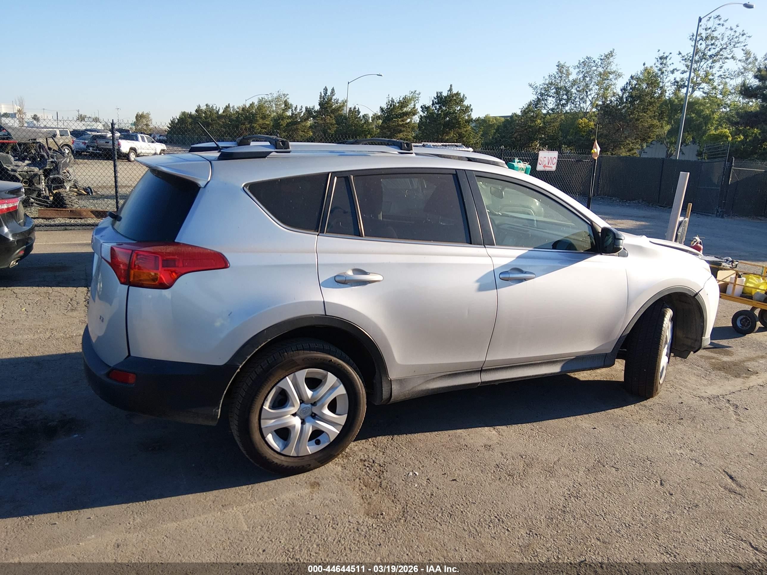 2015 Toyota Rav4 Le Silver vin: JTMZFREVXFD079029