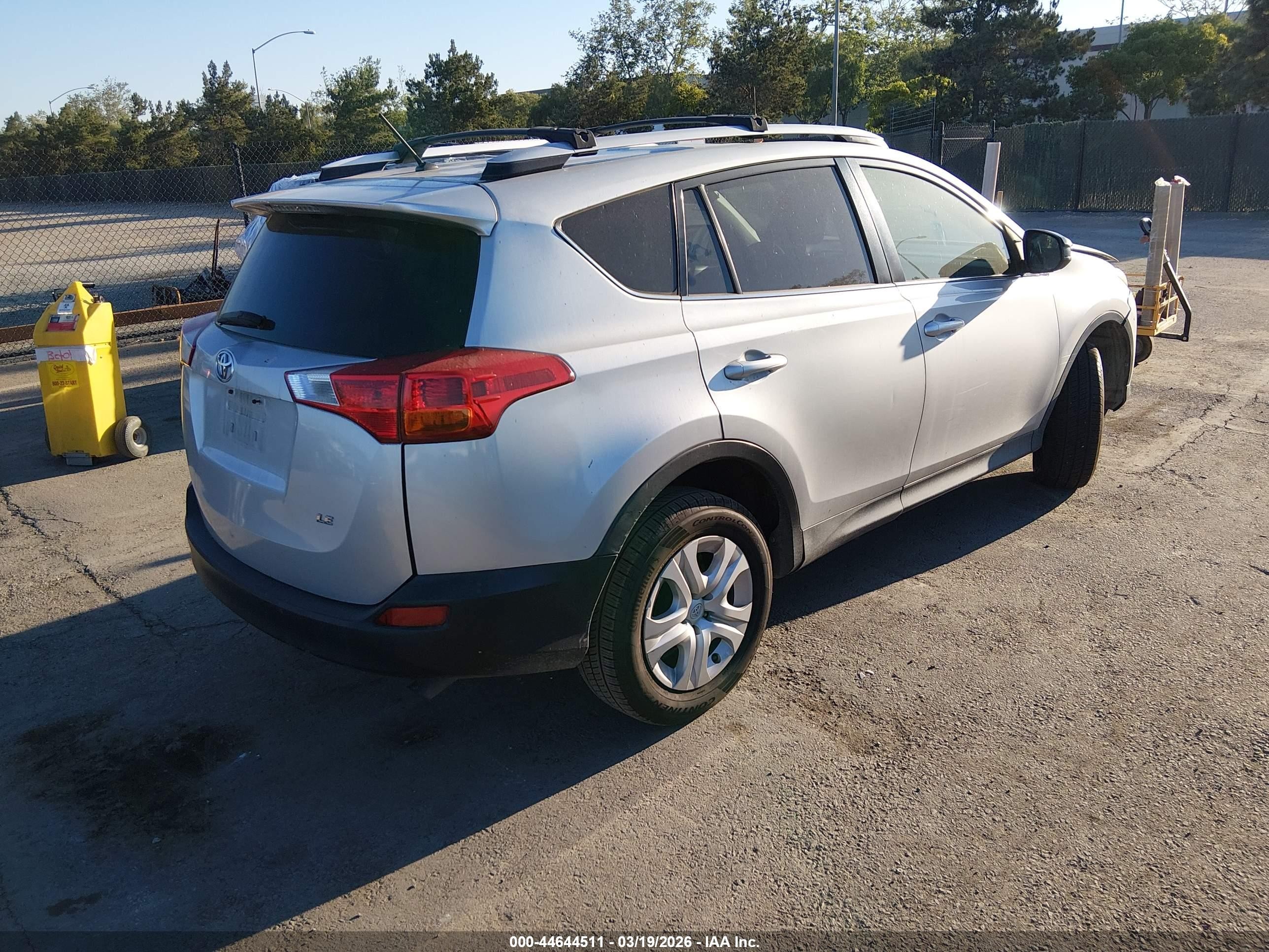 2015 Toyota Rav4 Le Silver vin: JTMZFREVXFD079029