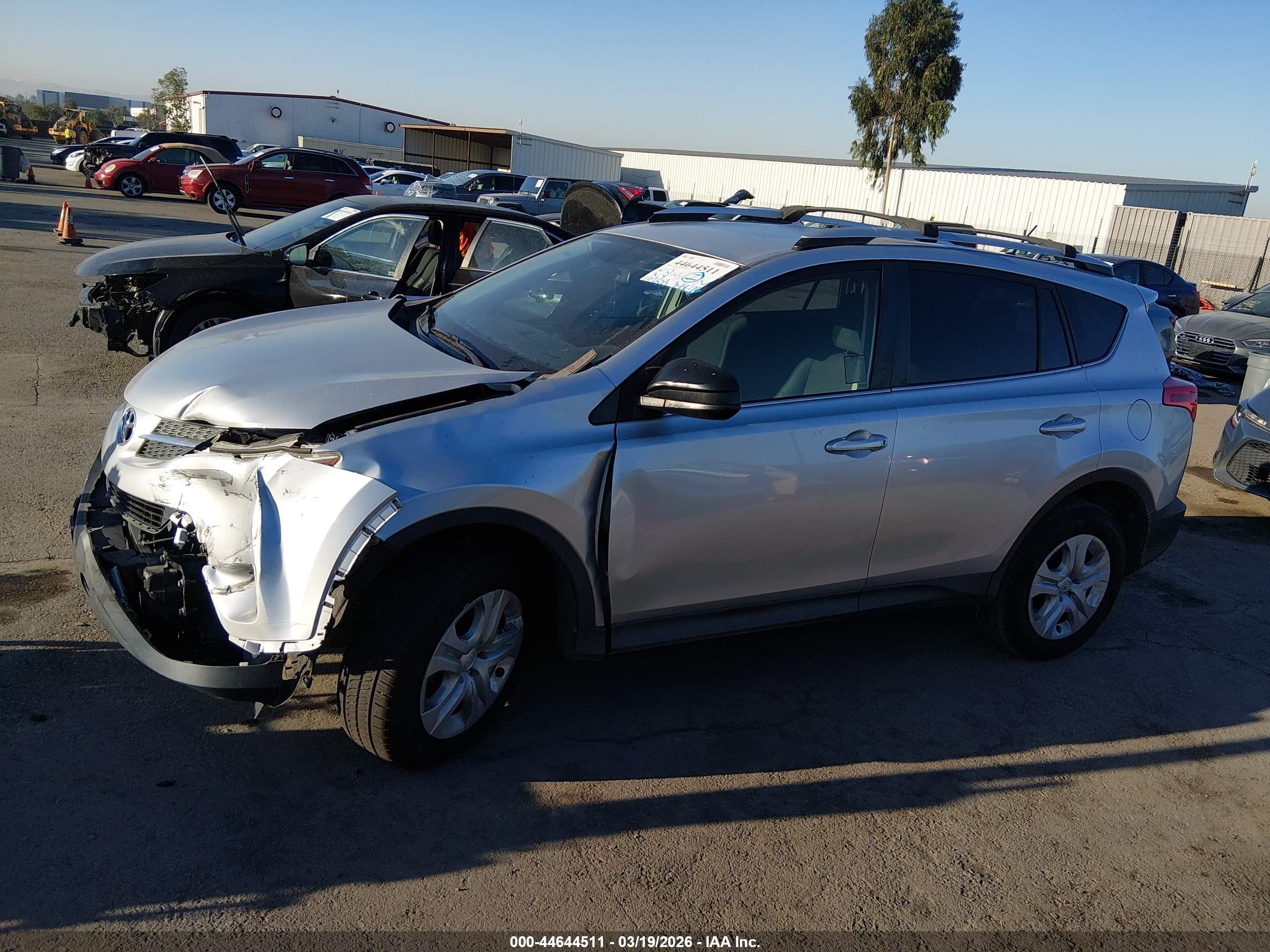 2015 Toyota Rav4 Le Silver vin: JTMZFREVXFD079029