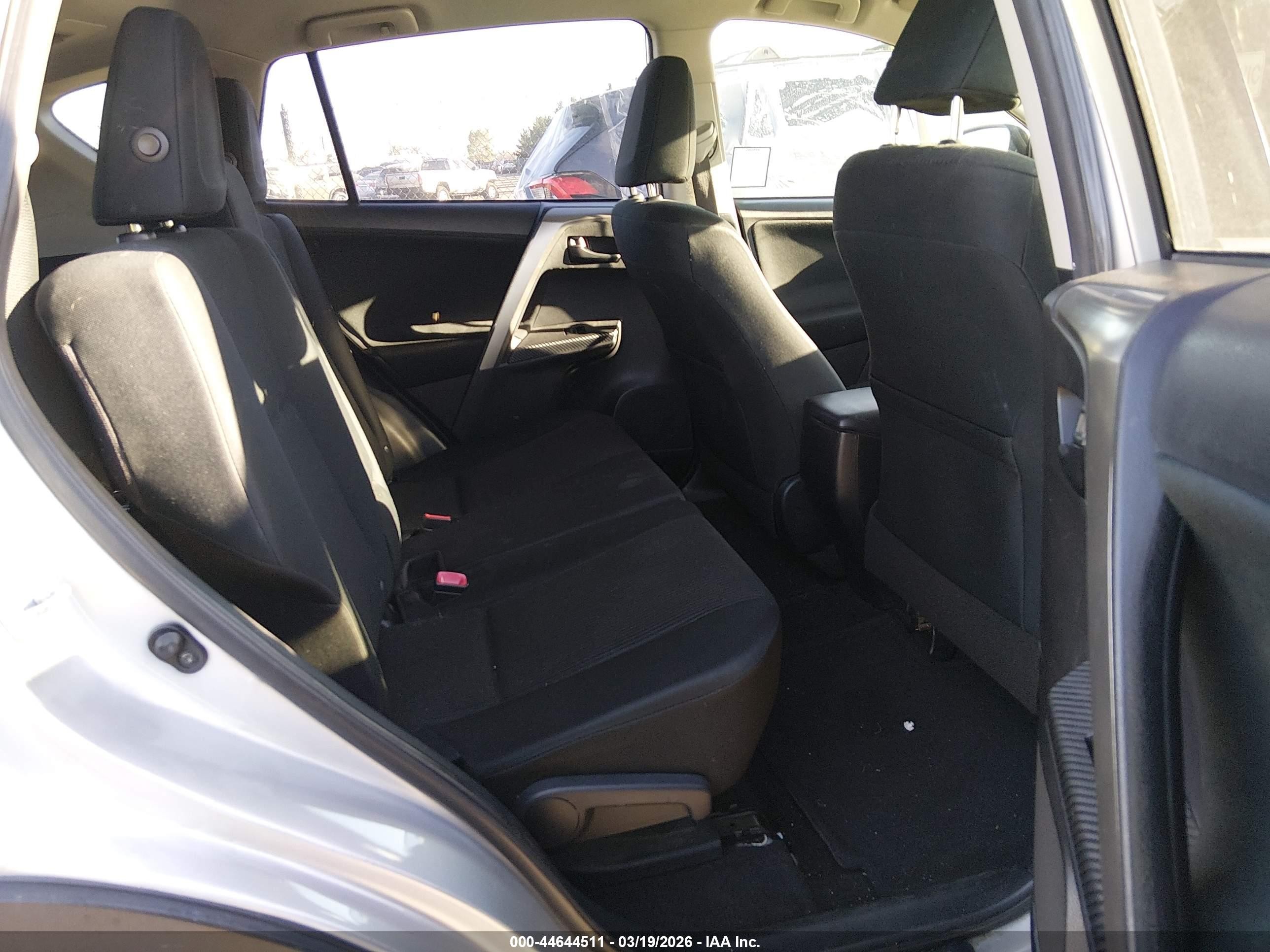 2015 Toyota Rav4 Le Silver vin: JTMZFREVXFD079029