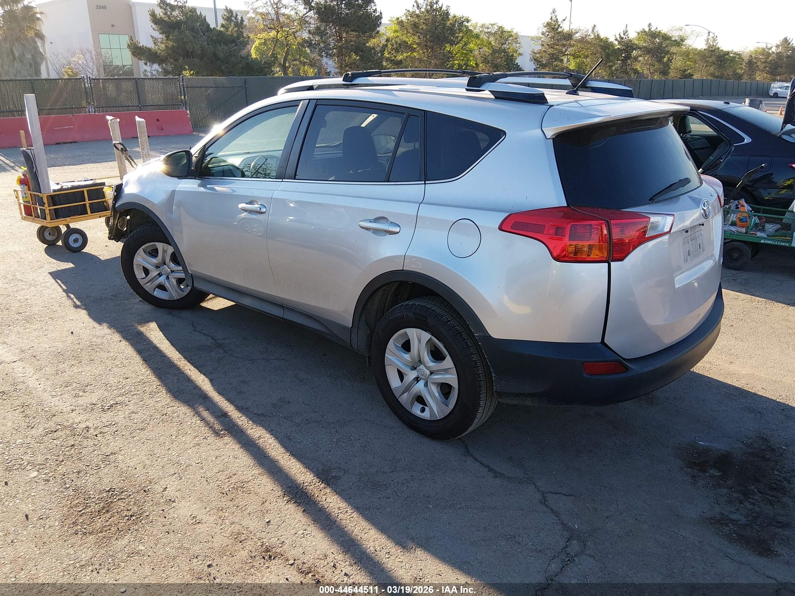 2015 Toyota Rav4 Le Silver vin: JTMZFREVXFD079029
