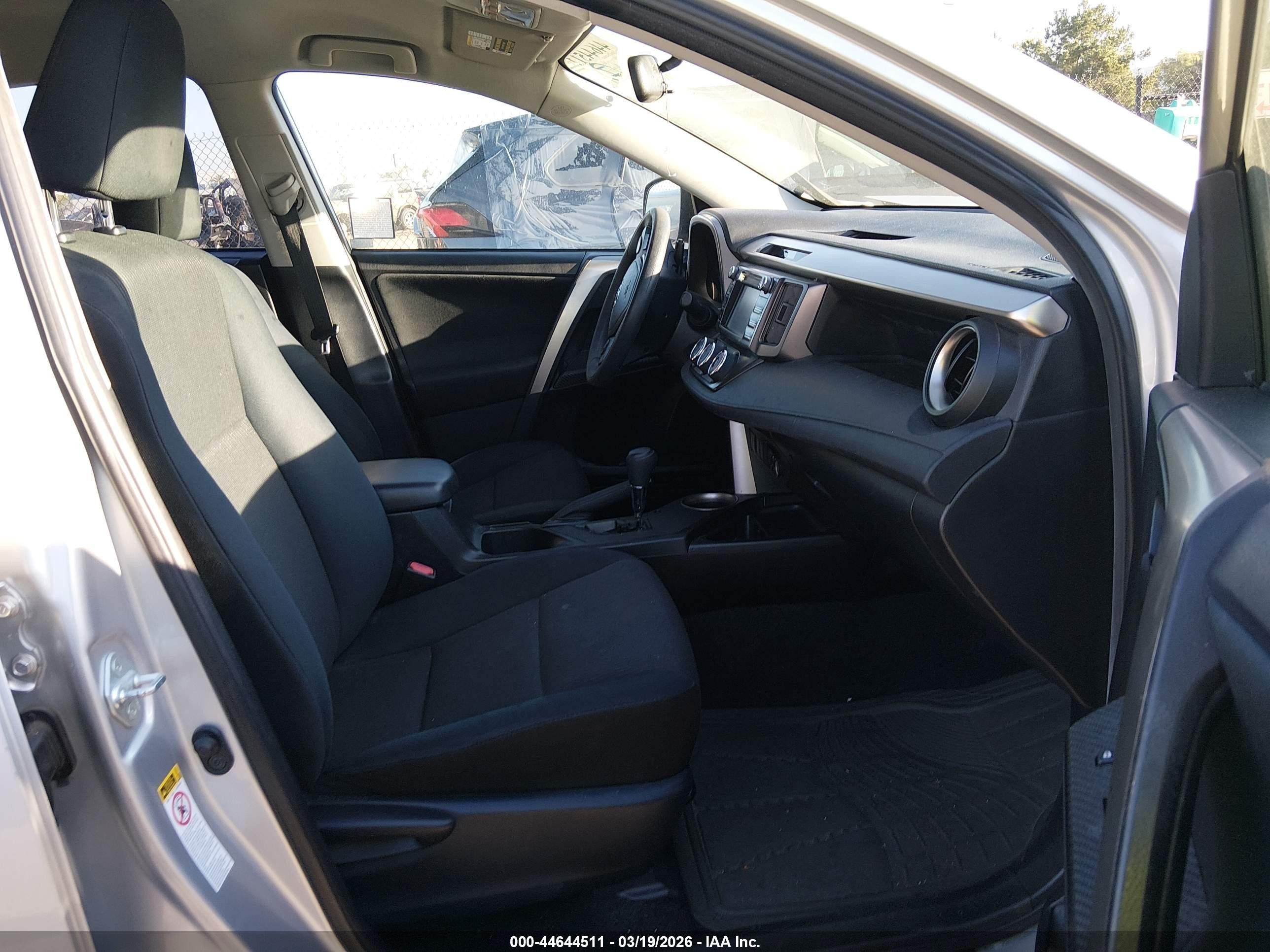 2015 Toyota Rav4 Le Silver vin: JTMZFREVXFD079029