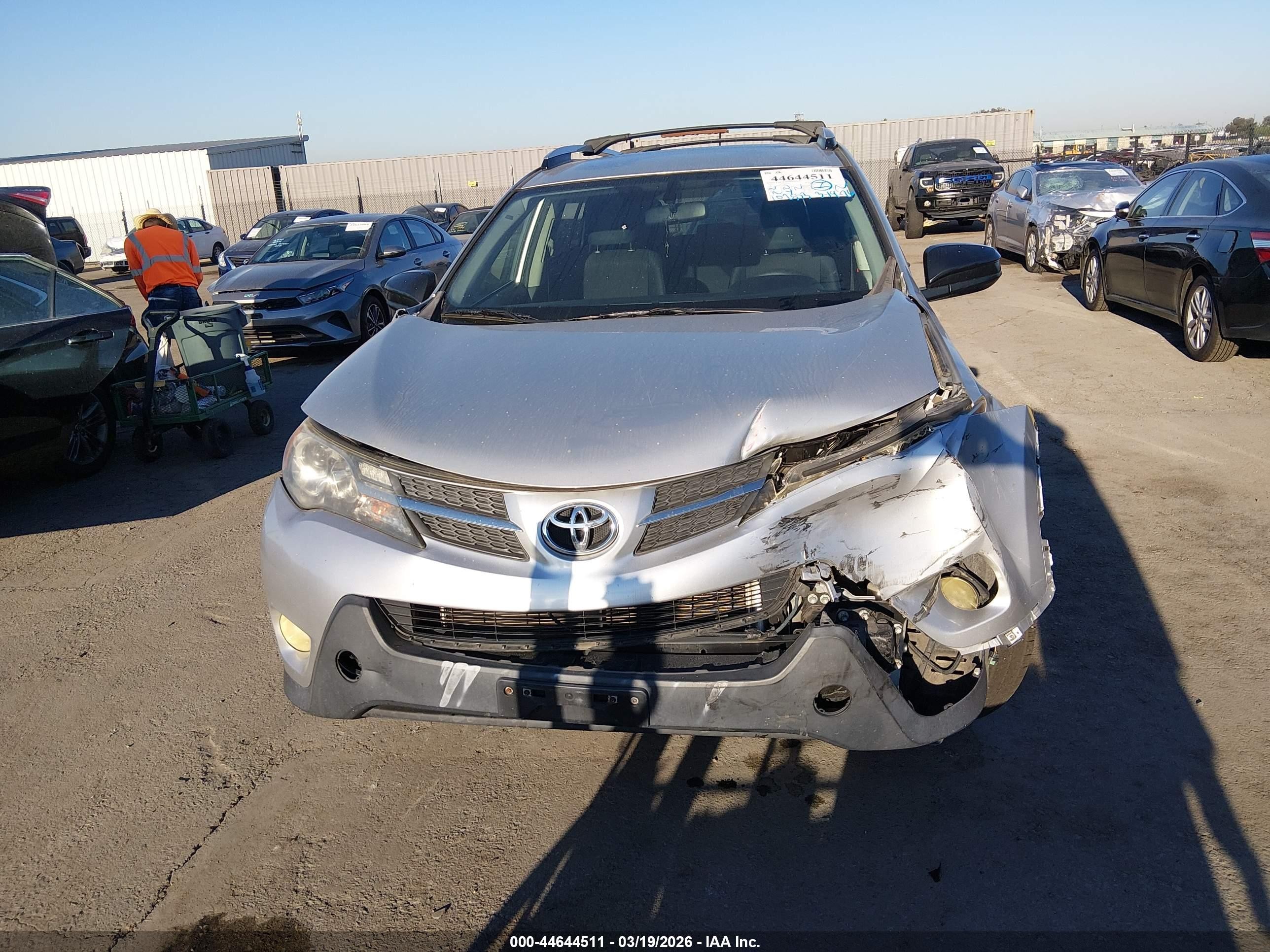 2015 Toyota Rav4 Le Silver vin: JTMZFREVXFD079029