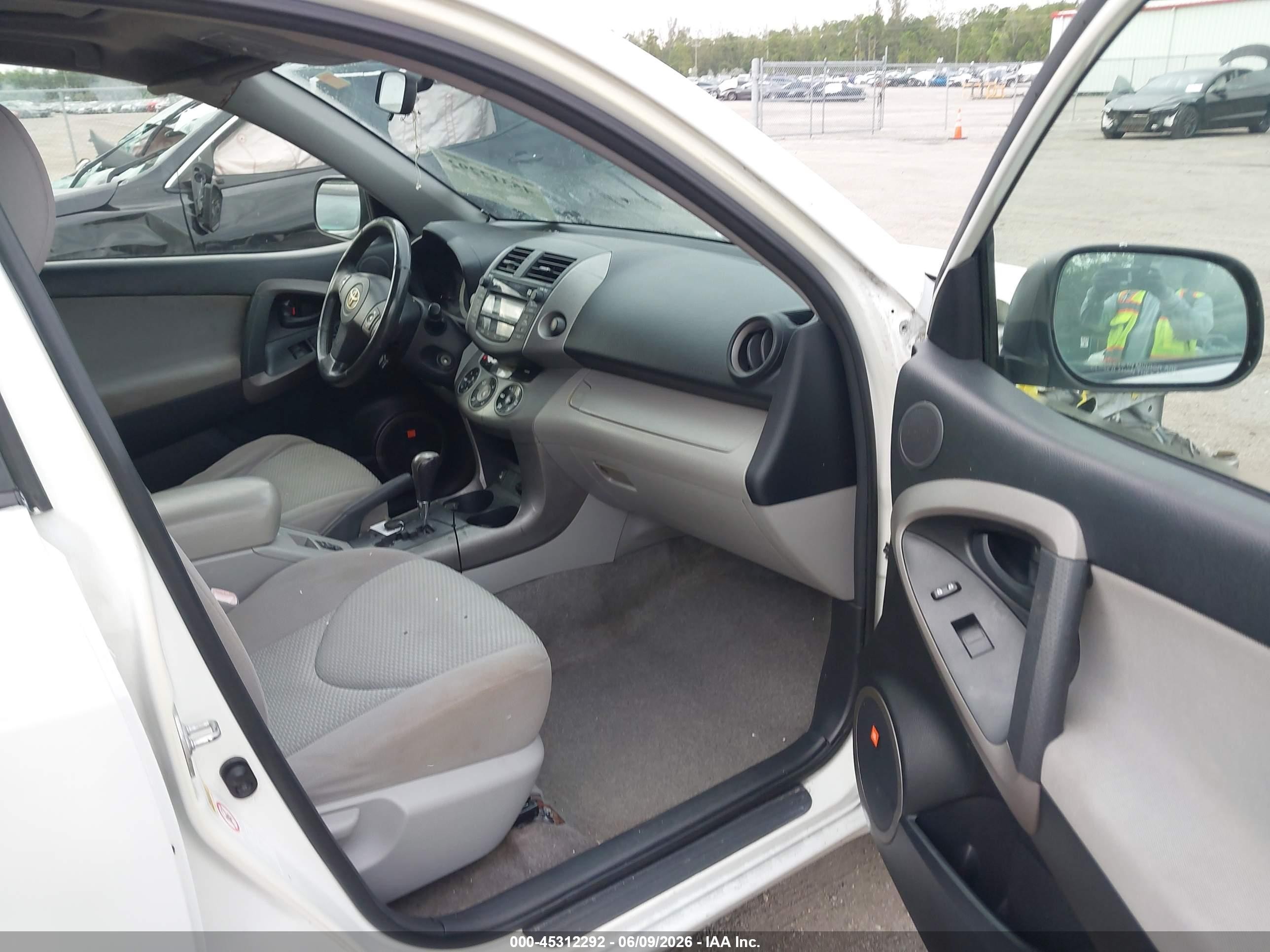 2008 Toyota Rav4 Limited V6 White vin: JTMZK31V685020202