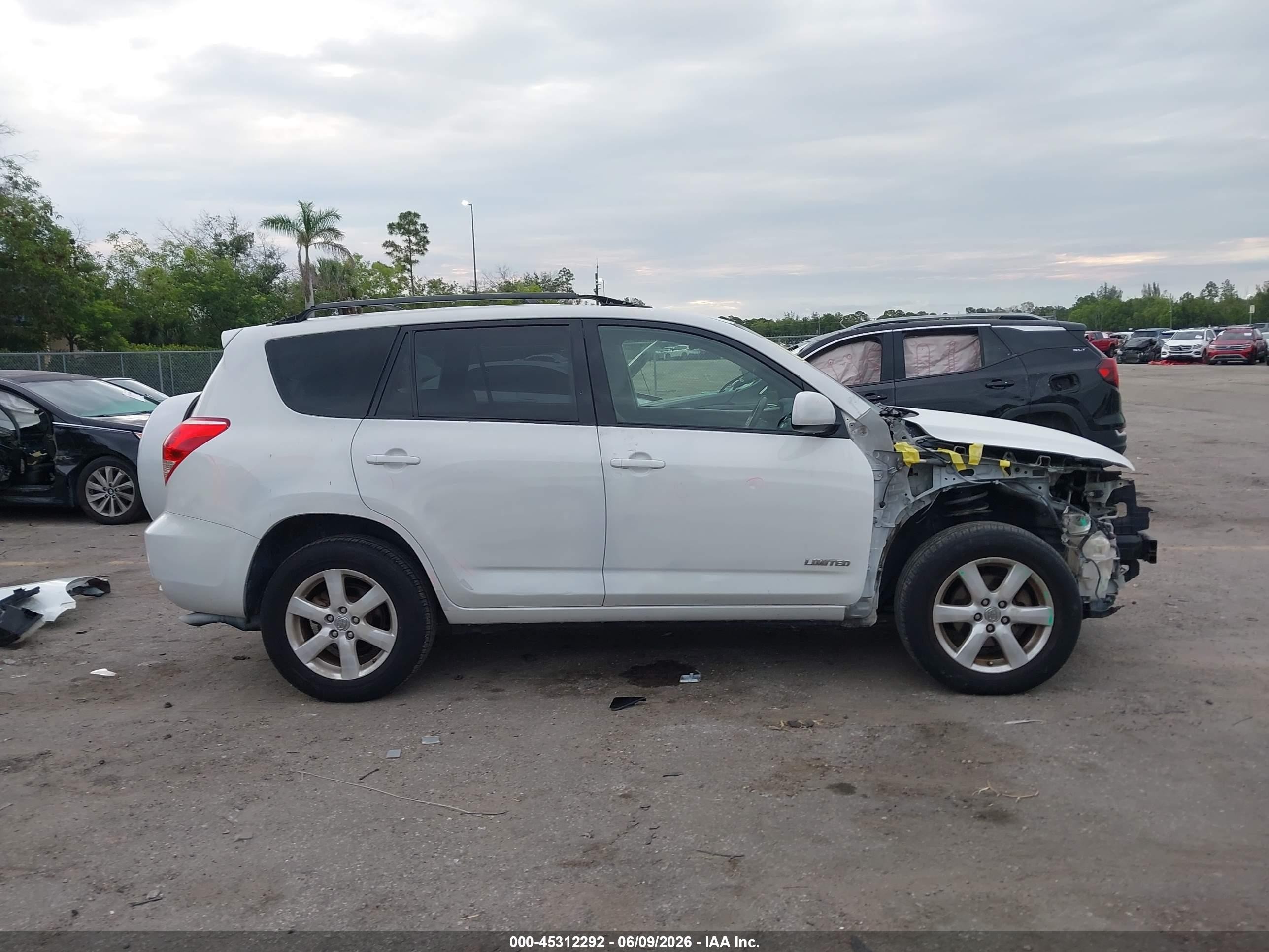 2008 Toyota Rav4 Limited V6 White vin: JTMZK31V685020202