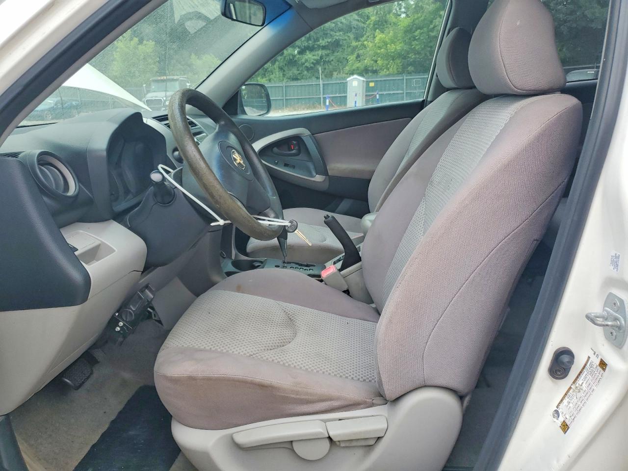 2006 Toyota Rav4 Base White vin: JTMZK33V265002046
