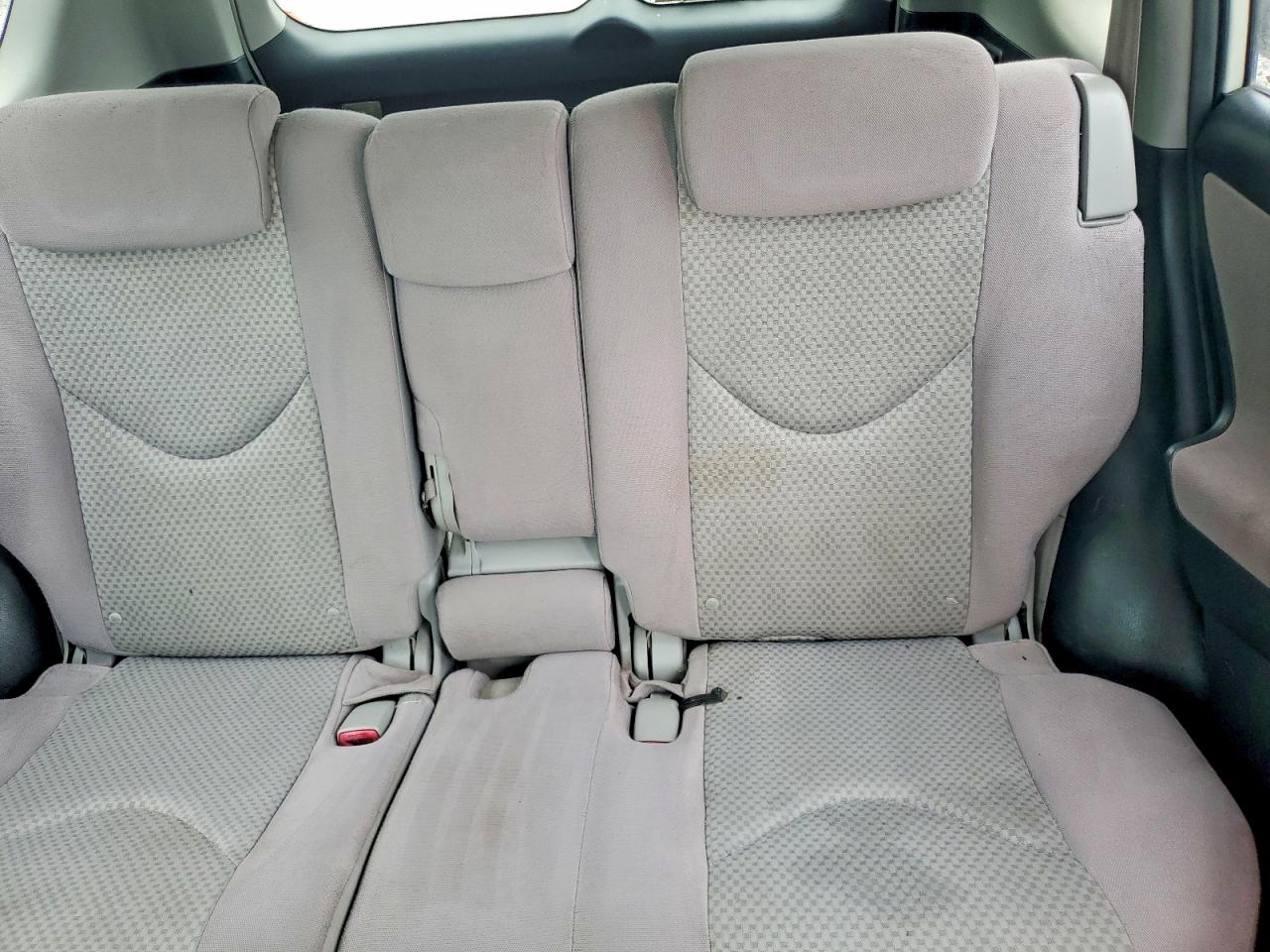 2006 Toyota Rav4 Base White vin: JTMZK33V265002046