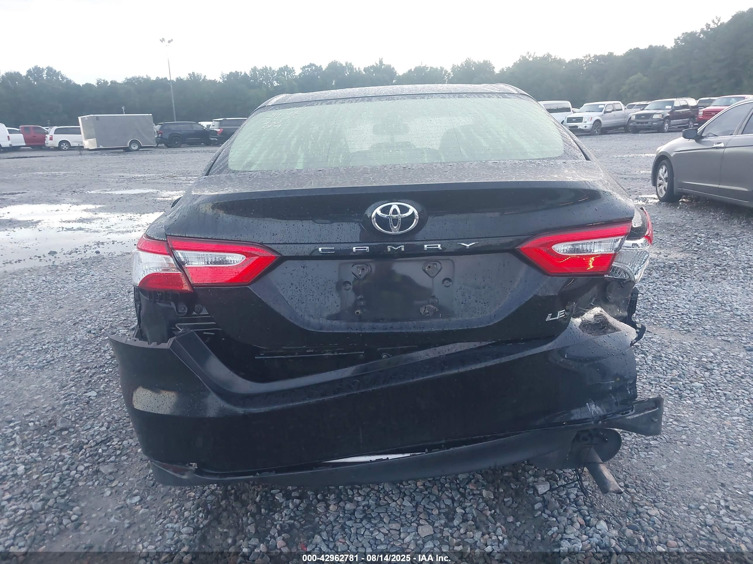 2018 Toyota Camry Le Черный vin: JTNB11HK7J3067983