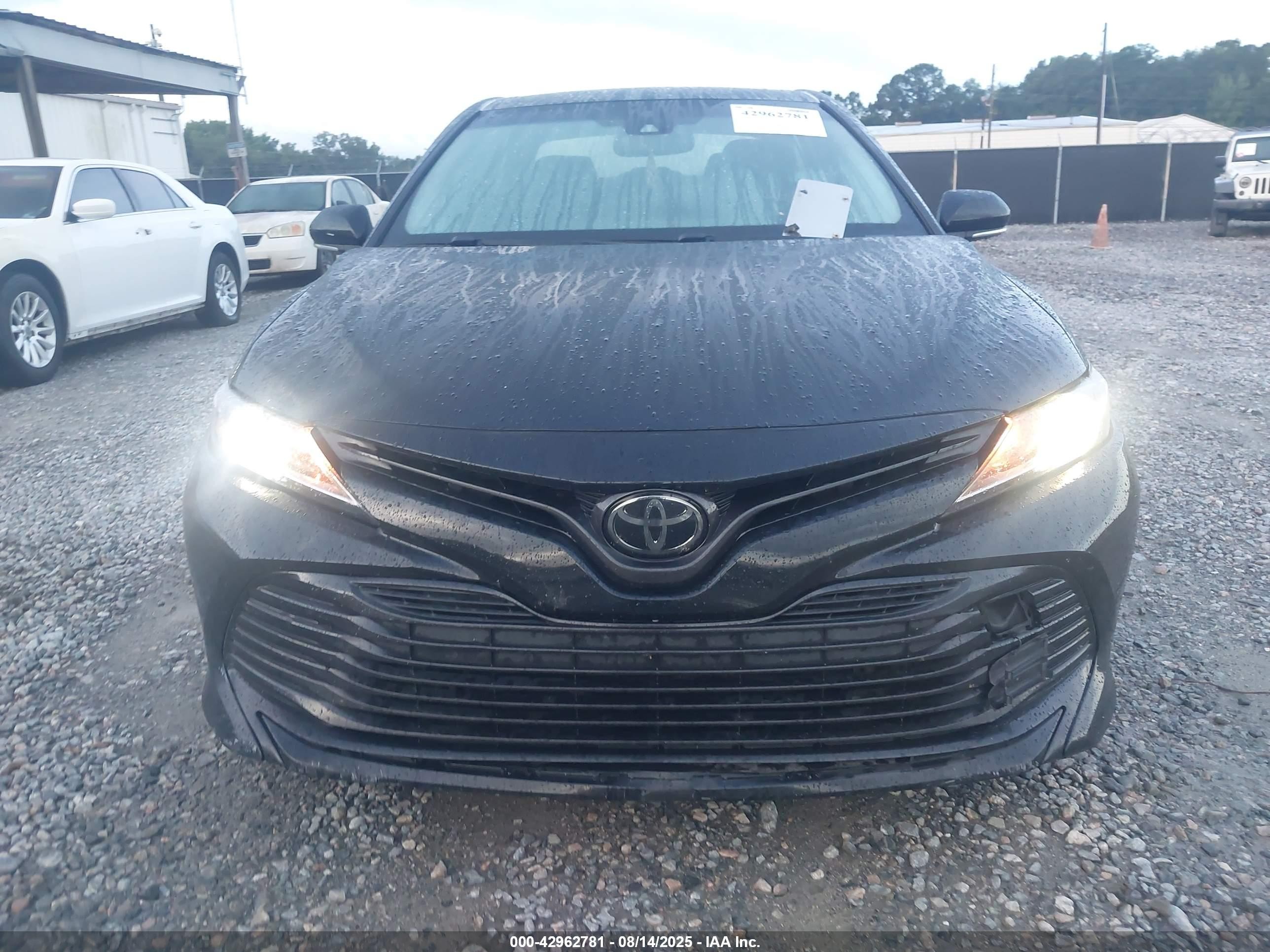 2018 Toyota Camry Le Черный vin: JTNB11HK7J3067983