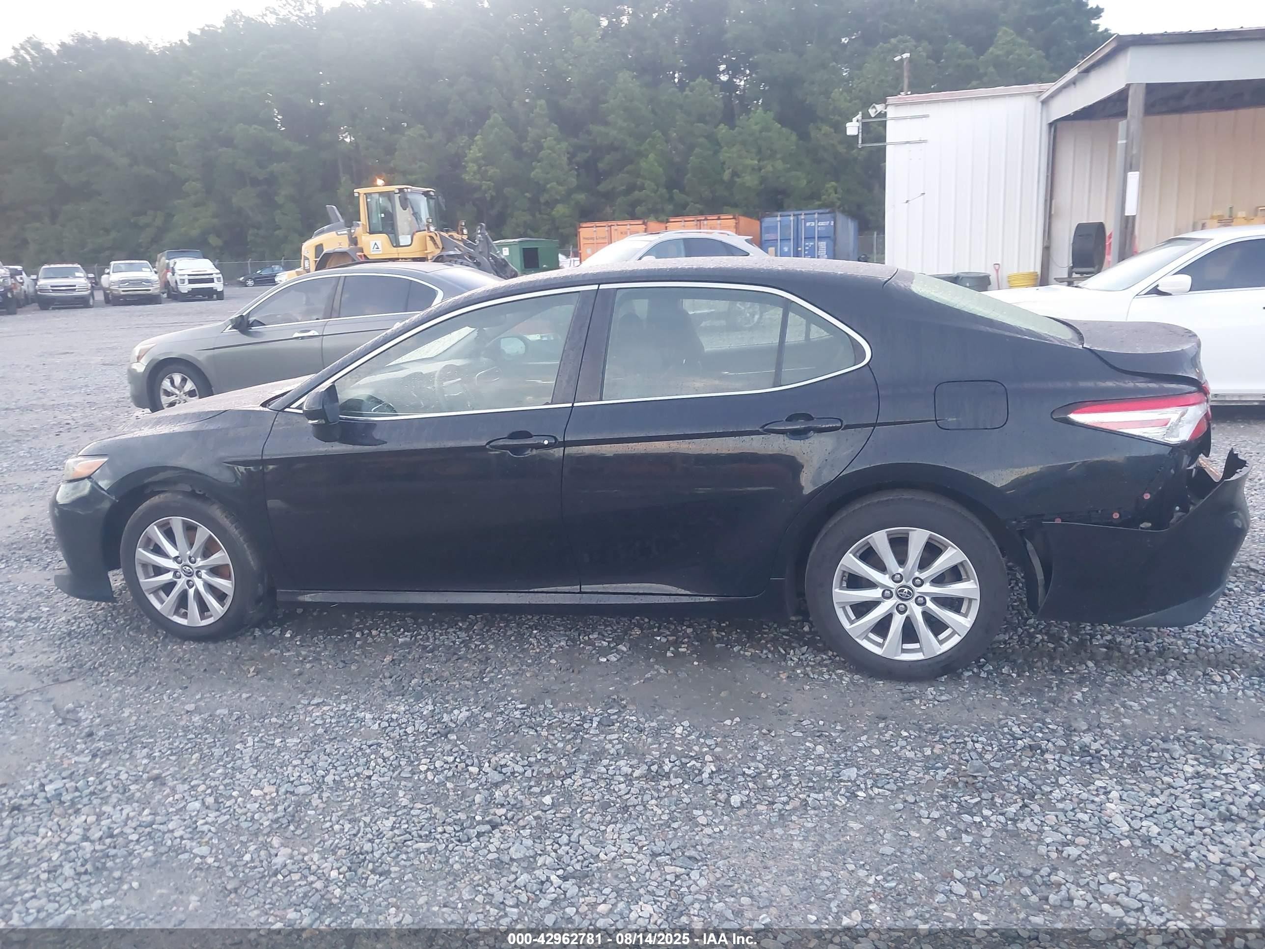 2018 Toyota Camry Le Черный vin: JTNB11HK7J3067983
