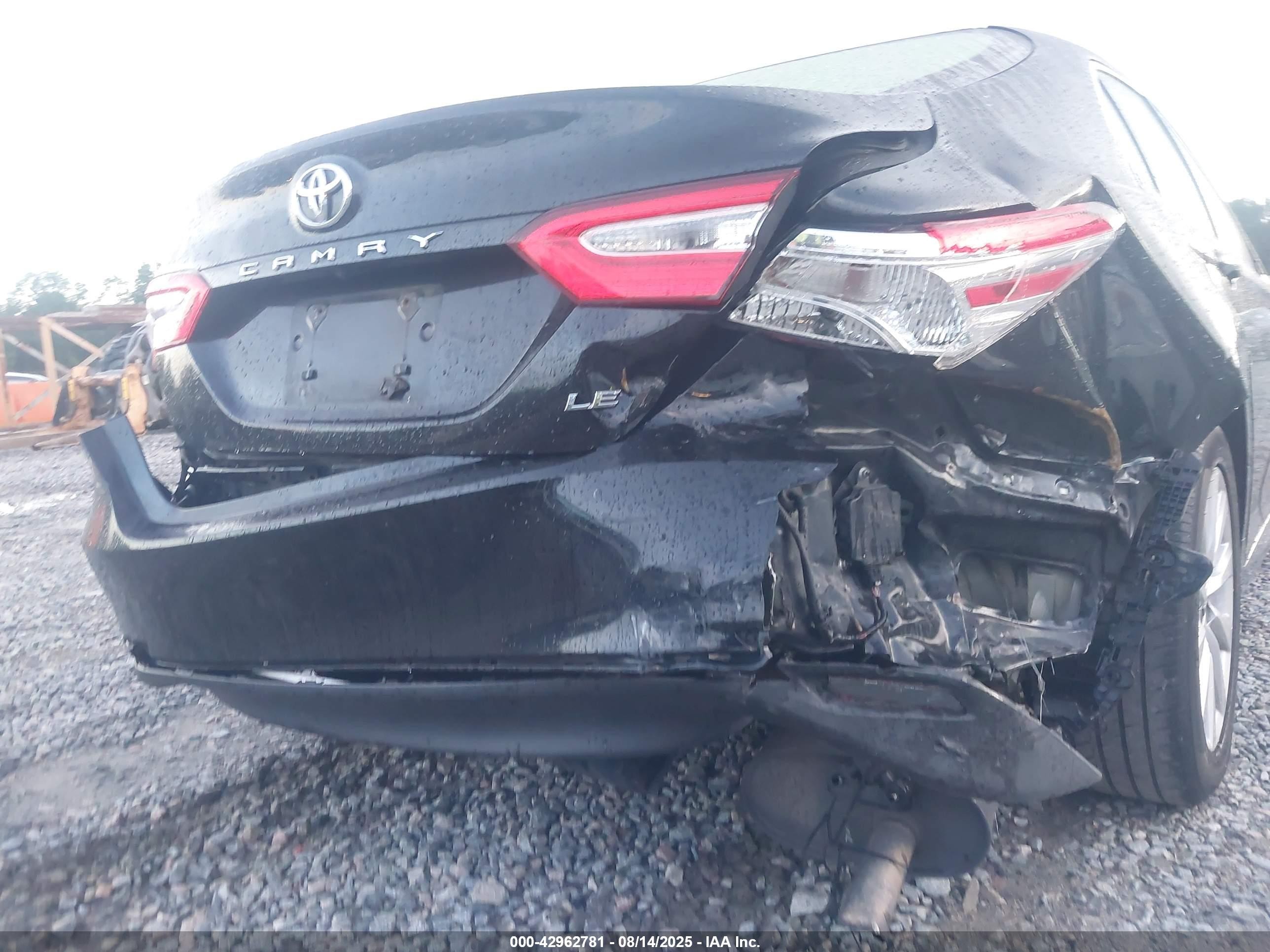 2018 Toyota Camry Le Черный vin: JTNB11HK7J3067983