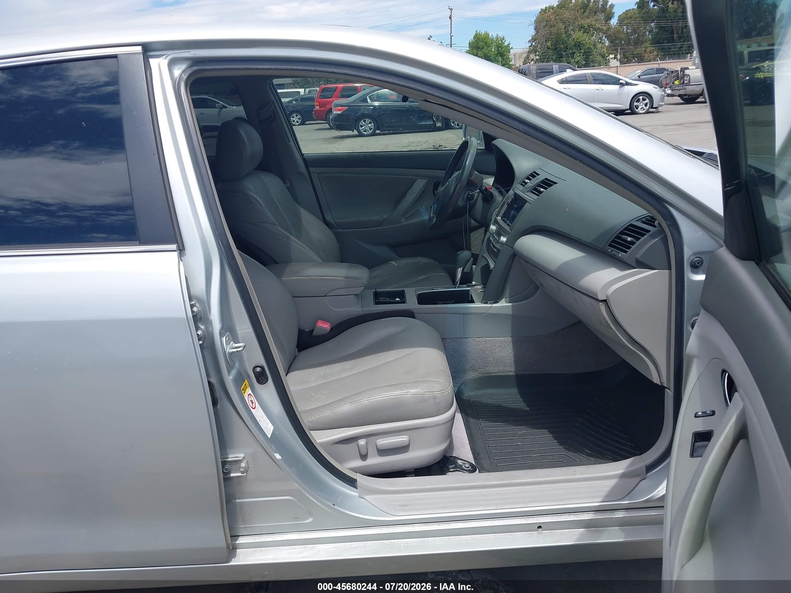 2007 Toyota Camry Hybrid   Silver vin: JTNBB46K073031126