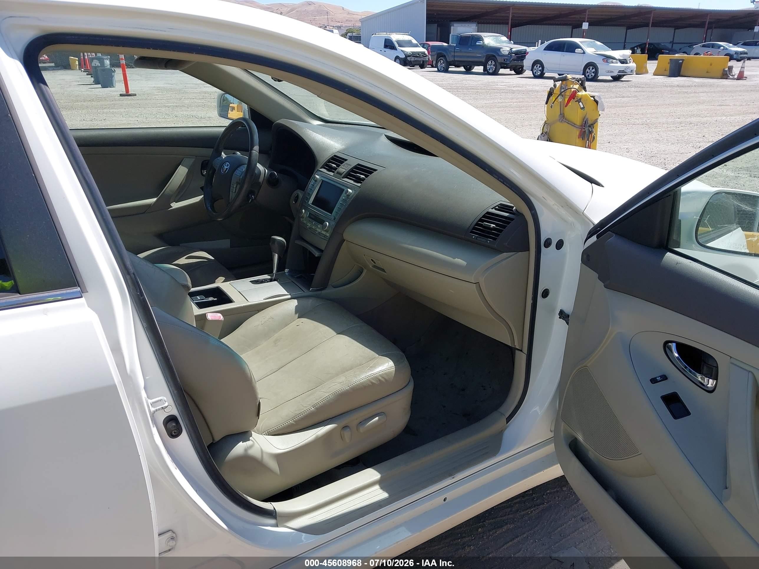 2007 Toyota Camry Hybrid   White vin: JTNBB46K473019531