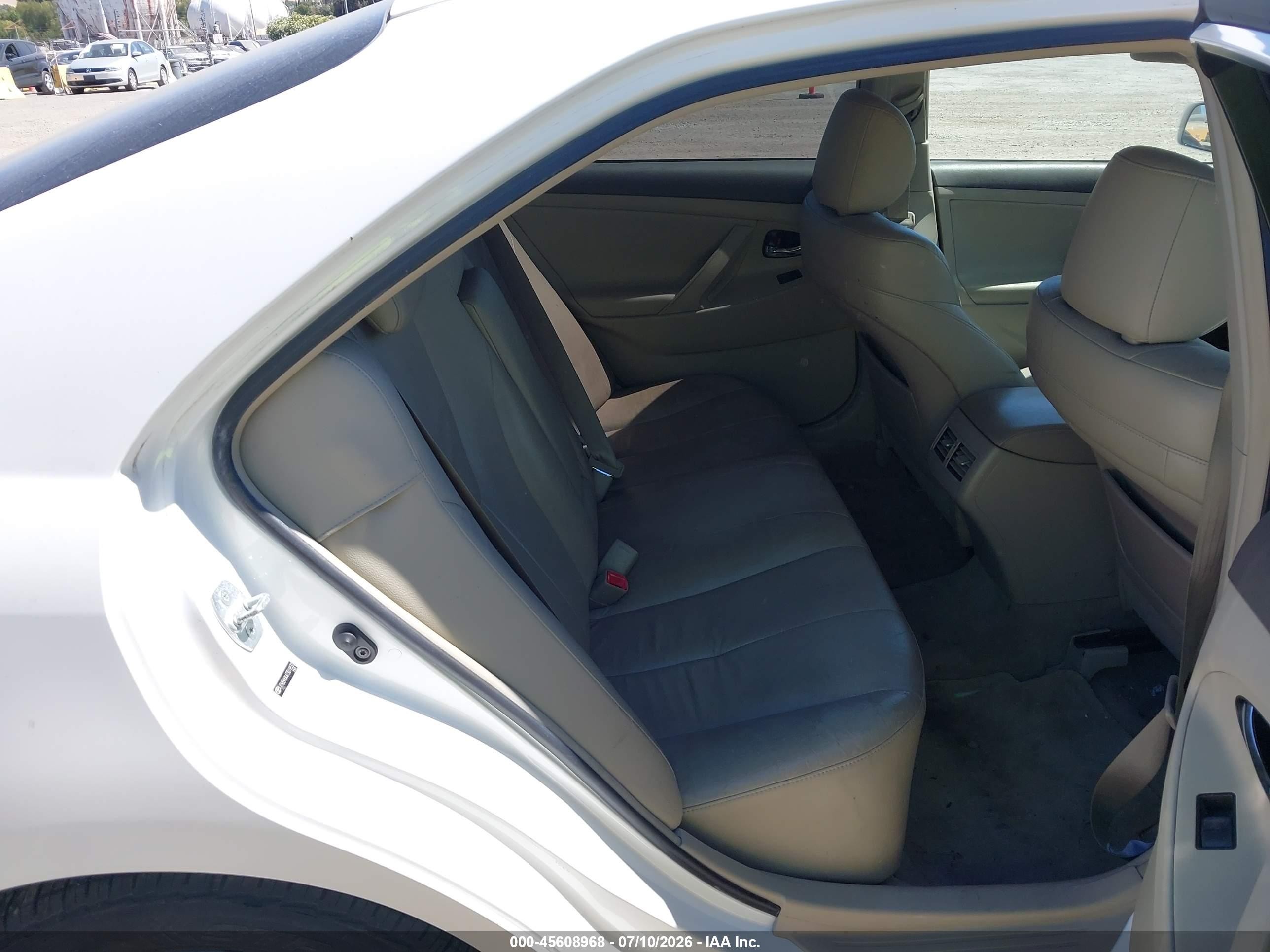 2007 Toyota Camry Hybrid   White vin: JTNBB46K473019531