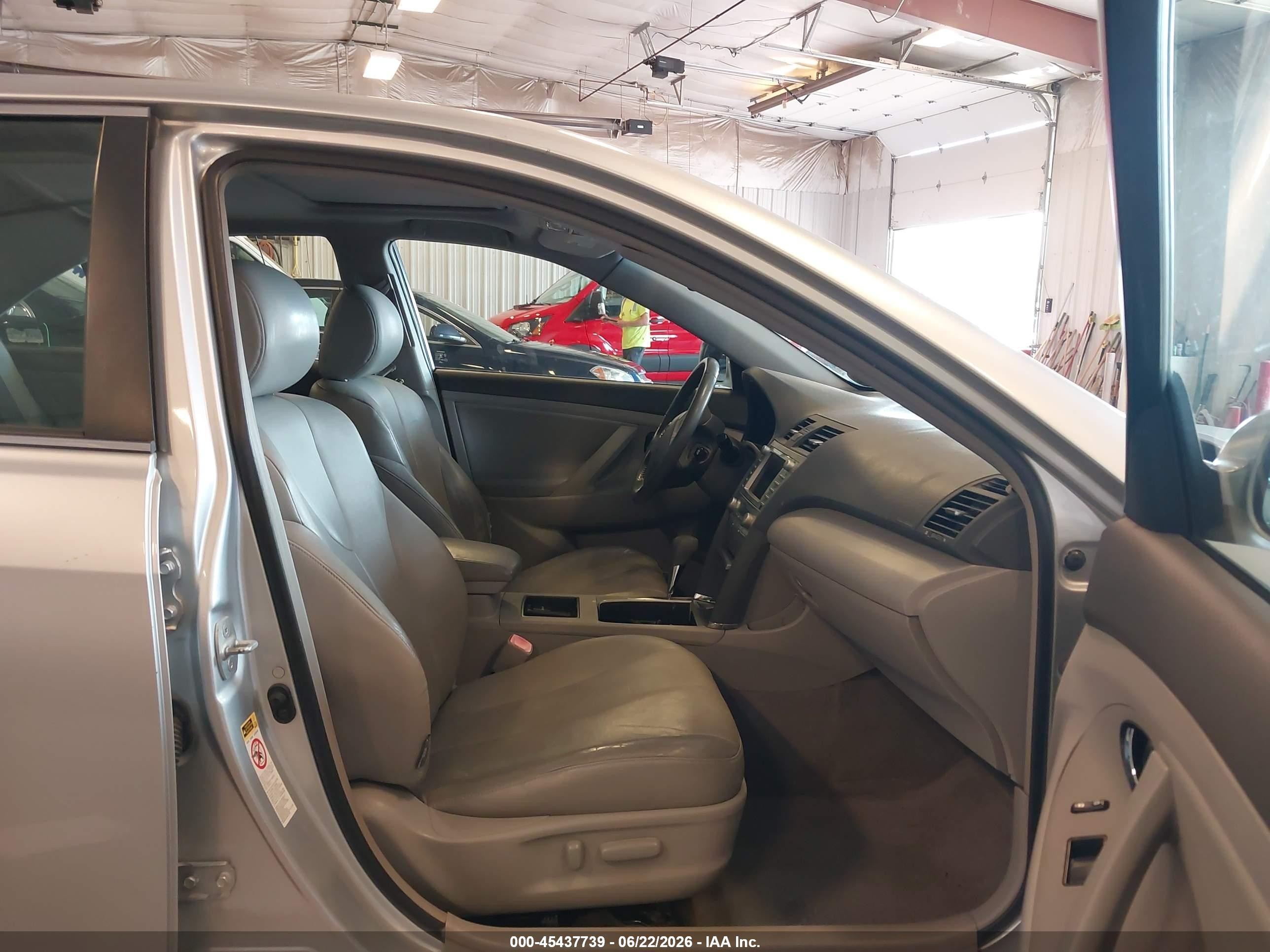 2007 Toyota Camry Hybrid   Silver vin: JTNBB46K473033297
