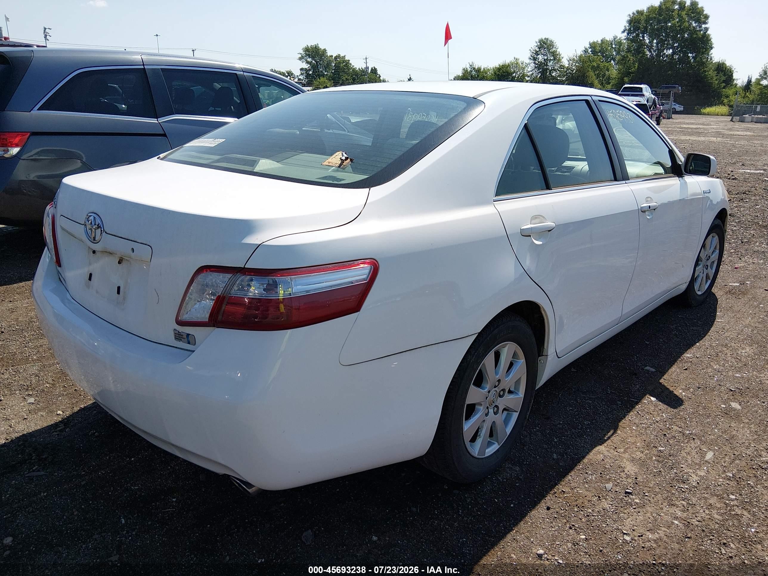 2007 Toyota Camry Hybrid   White vin: JTNBB46KX73009490