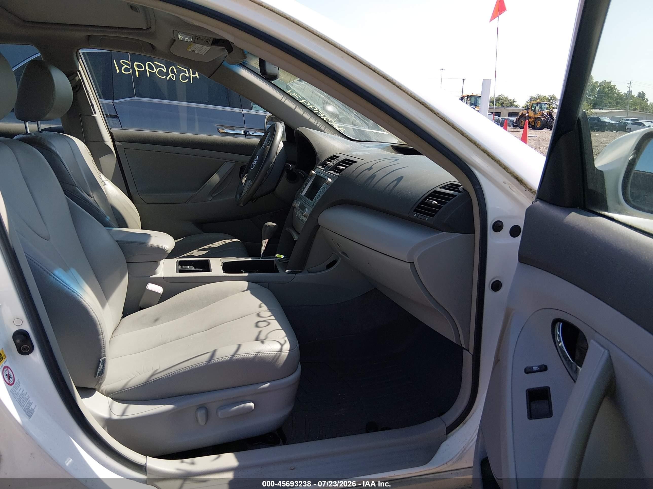 2007 Toyota Camry Hybrid   White vin: JTNBB46KX73009490